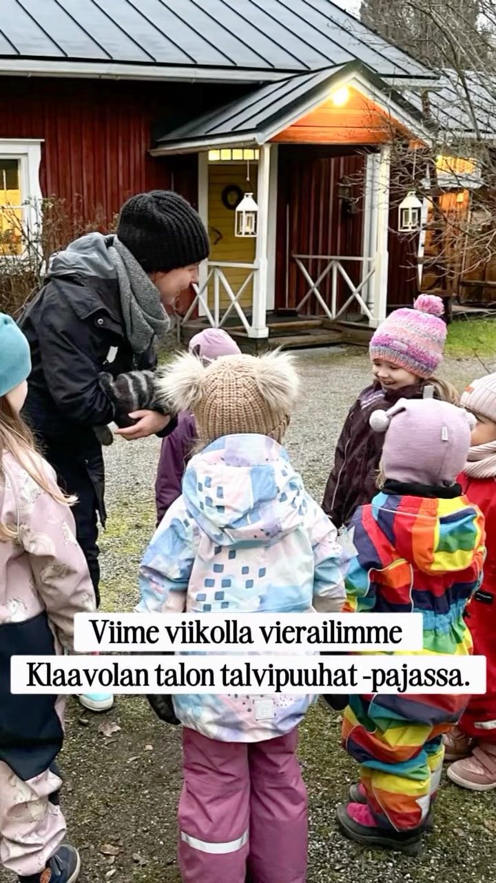 Vierailimme viime viikolla Klaavolan talon talvipuuhat-pajassa. 🎄✨
Klaavolan museolla meitä oli vastaanottamassa suloisen pehmoinen Miuku-kissa. Pääsimme kurkistelemaan piharakennuksiin ja kokeilemaan monenlaisia talvisia touhuja entisajan malliin.
Sisällä tunnelmallisessa päätalossa tutustuimme vanhan ajan joulunviettotapoihin ja -perinteisiin. Ohjelmaan mahtui vielä pipariaskartelutuokio.
Meillä oli ihana, ikimuistoinen ja opettavainen retki. ✨😊
#pikkulukkari #montessori #varhaiskasvatus #montessoripäiväkoti #montessorieskari #montessorileikkikoulu #varhaiskasvatus #tuusula #tuusulanvarhaiskasvatus