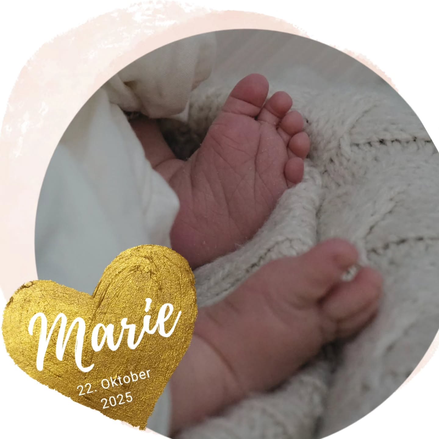 Liebe Marie!
So schön, dass du geboren bist! 💛
Bereits mehrere Tage vor deiner Geburt wurdest du voller Sehnsucht erwartet. Ein paar Mal dachten wir wirklich du machst dich auf den Weg. Wehen die sich echt und intensiv angefühlt haben, haben immer wieder aufgehört.
Doch du hattest deinen ganz eigenen Plan und 3 Tage später war es endlich soweit. Sanft und voller Vertrauen bist du im warmen Wasser geboren und hast deine Eltern vom ersten Moment verzaubert.
Zuhause durften dich dann auch deine beiden Schwestern kennenlernen.
Besonders schön ist, dass eine deiner Schwestern ebenfalls bei uns geboren ist.
Von Herzen wünschen wir euch alles Liebe und danken den Eltern für ihr erneutes Vertrauen! 💛
#geburtshaus #außerklinischegeburt #löhne #hebamme #wunder #familie #wassergeburt #glücklich #grosseschwester #61
