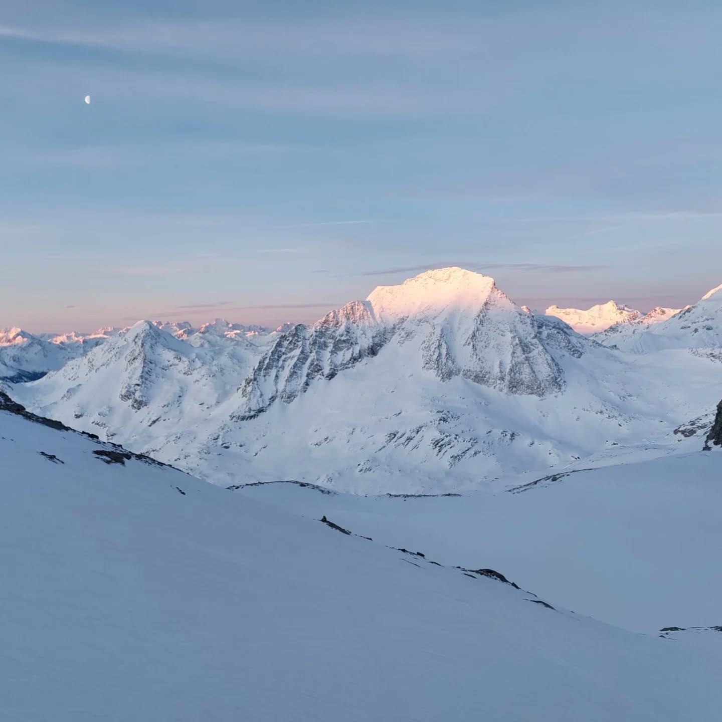 Laatste plek beschikbaar! ☃️☀️
Van 24 januari t/m 31 januari trekken we op wintertocht door een betoverend berglandschap. Denk aan stille paden, sneeuw onder je voeten en ochtenden die beginnen met een zonsopkomst zoals op deze foto. 😎
Wil jij dit avontuur nog meebeleven? Dit is het allerlaatste plekje!
Meer info & inschrijven via www.passagetochten.fr
Tot snel,
Karlien
#passagetochten #outdoortherapy #psychologen #groepstherapie #sneeuw #wandelen #kracht #stilte #rust #nofilter
