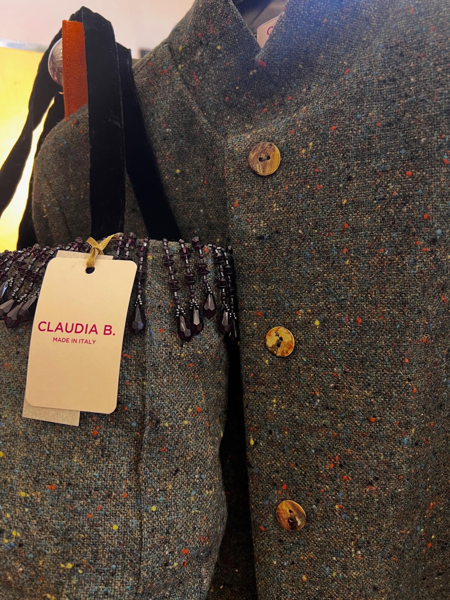 Giacca in tweed di lana, interni in Shangtung di seta e passamaneria ricamata. In verde disponibile in tg. S e M. Lavorazione sartoriale. Limited edition.
Borsa in tweed foderata in seta con frangia di cristalli. Fatta a mano. One piece.
#regalidinatale #giacca #seta #borsa #handmade #sartoriaitaliana #fattiunregalo #milanobrera