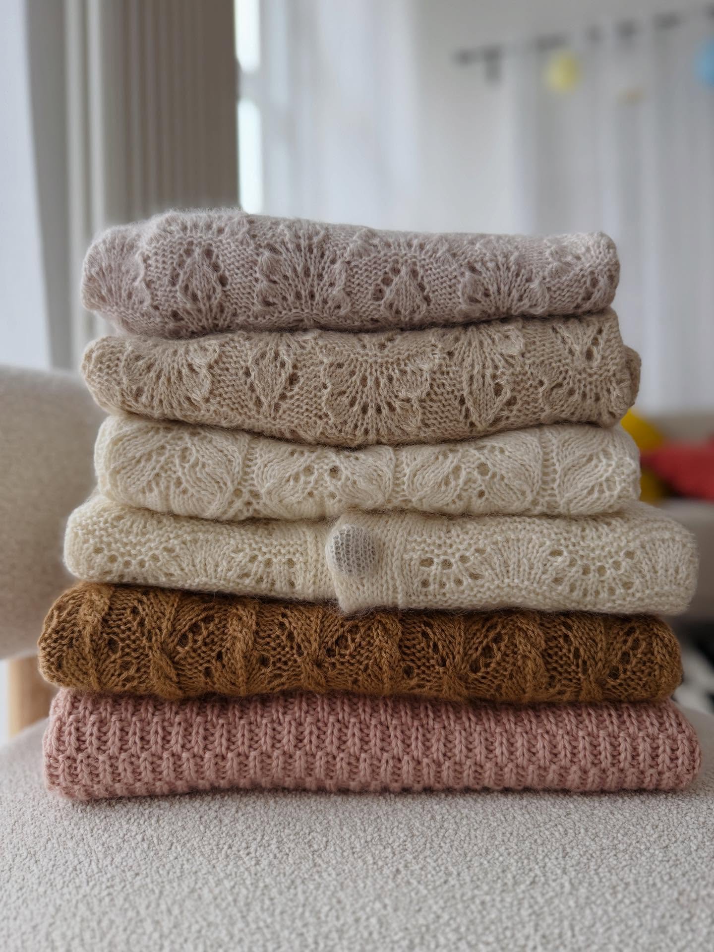 This year was all about texture and lace 🥰 And I am having serious plans to add a few more designs to this staple 😉
.
.
.
Pattern by me from bottom to top: #laurenzsweater #gerardinasweater #jeancardigan #electrinesweater #pierresweater - all available on my website and Ravelry with 25 % off until Tuesday 🥳
.
Advertising
.
#lace #laceknitting #stricken #strick #strickenmachtglücklich #strickenmachtsüchtig #strickenistmeinyoga #knitting #knittinglove #knittingaddict #knitknitknit #nevernotknitting #iloveknitting #slowfashionmovement #diy #knitter #knittersofinstagram #knittersgonnaknit #knitstagram #knitspiration #knittinginstagram #knittingismyyoga #tejer #strikking #breien