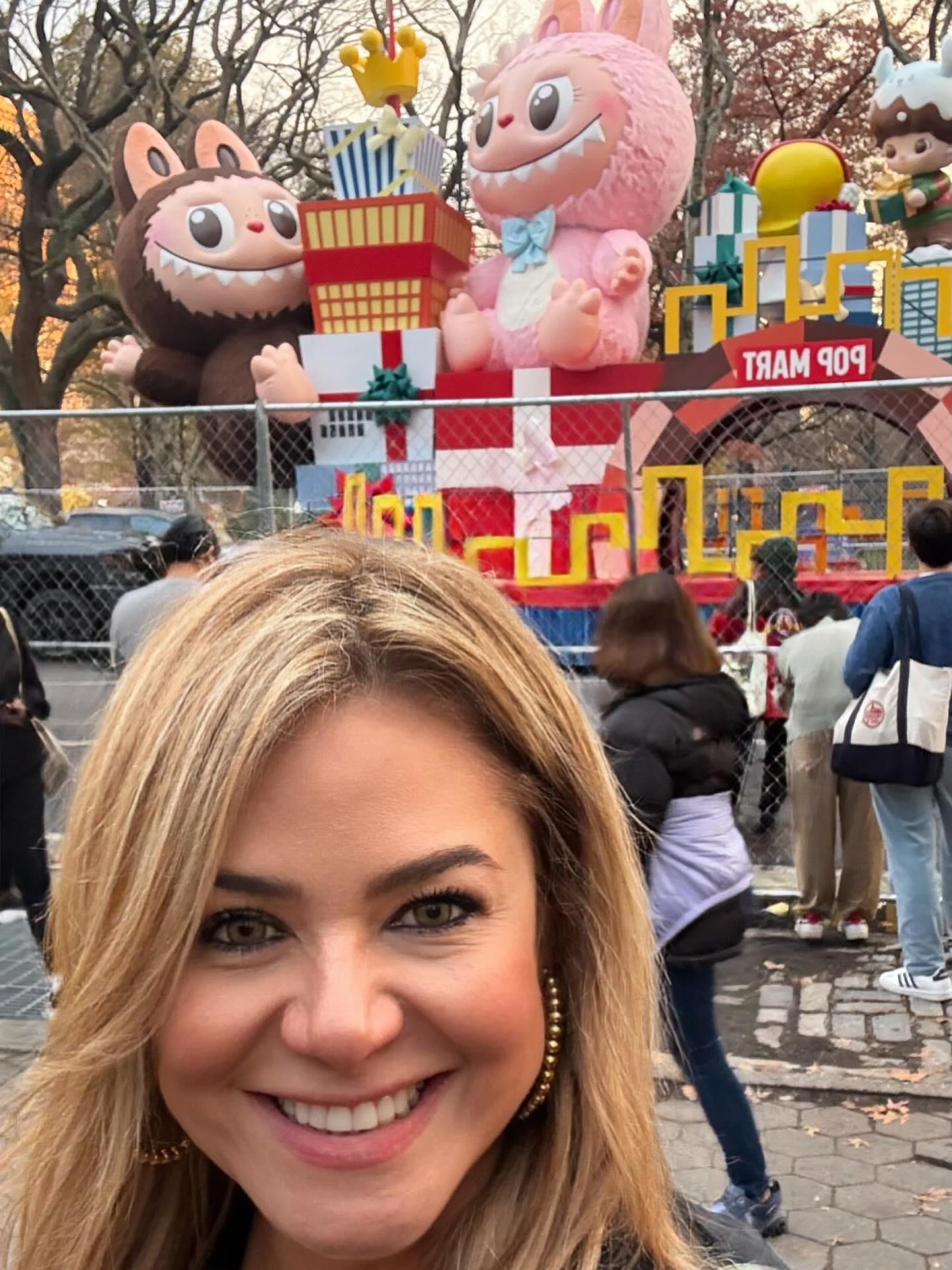 ¡Lista para uno de mis eventos favoritos! 🫶 Los globos ya están inflados para el Macy’s Thanksgiving Parade y la emoción está a tope. 🎈✨ #thanksgivingparade #momentosqueamamos #macys