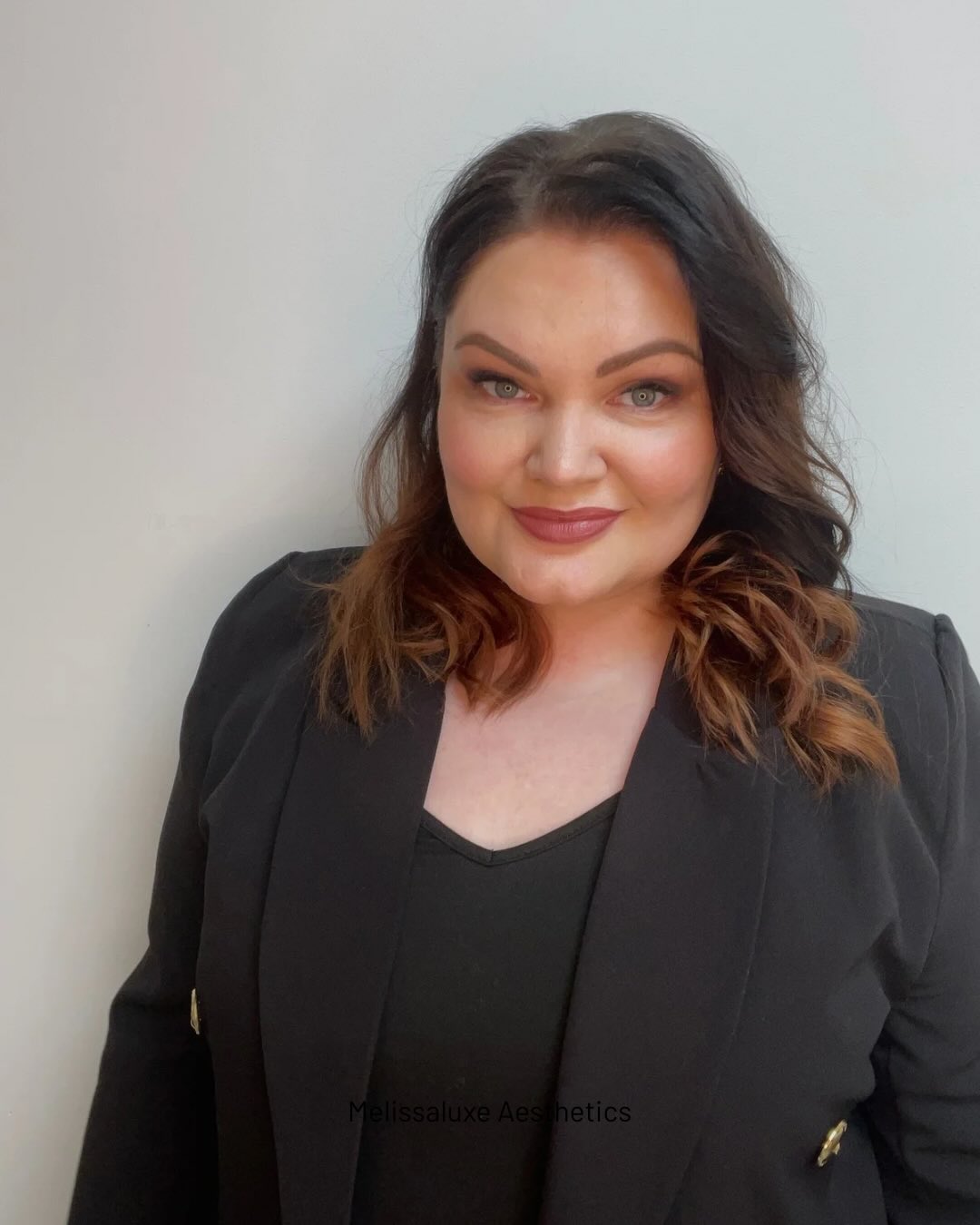 Kun olen tässä pysähtynyt miettimään kampaajan uraani, olen äärettömän kiitollinen.
Olen saanut tehdä töitä Oulussa neljässä eri paikassa ja aikalailla koko matkan yrittäjänä. Mukavinta työssäni on ollut te, asiakkaat. ❤️
On asiakkaita, jotka ovat kulkeneet mukana ihan alusta asti, ja teitä uusia, jotka ovat löytäneet matkan varrella.
Kiitos luottamuksesta, uskollisuudesta, ihanista keskusteluista ja siitä, että saan olla osa elämäänne, isoissa ja pienissä hetkissä. ✨
Ilman teitä tämä yli 20 vuoden matka ei olisi ollut mitään.
Kiitos että saan tehdä juuri sitä, mitä rakastan.
– Erika 💛