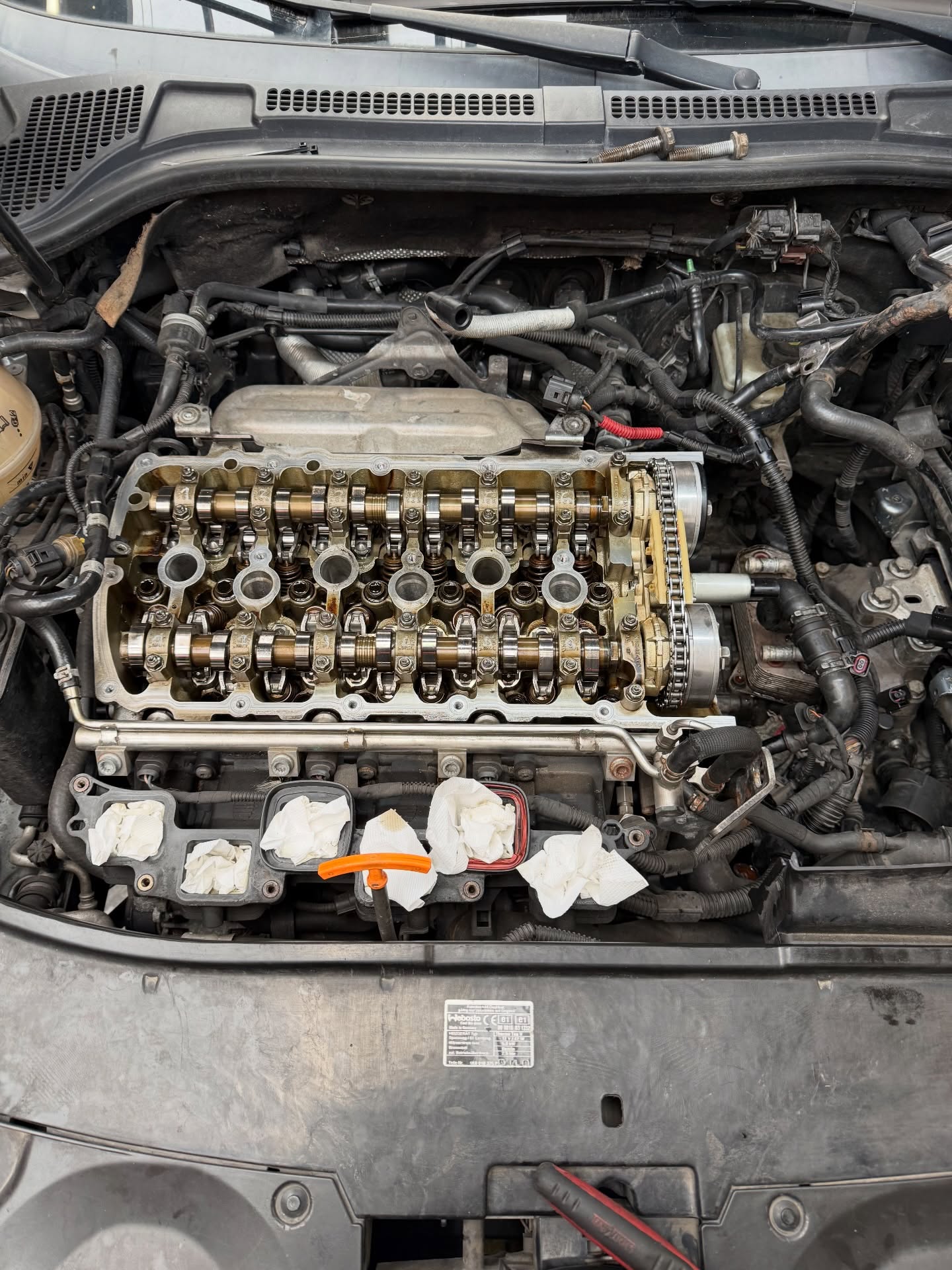 Škoda Superb 3.6 FSI
.
🆘 Zákazník přijel se závadou časování rozvodů 🆘
.
Rozvody byly špatně nastavené a to o 1 zub na klikové hřídeli.
.
Proběhla kompletní výměna rozvodů včetně nastavovačů vačkových hřídelí, VVT solenoidů, vahadel a hydraulických zdvihátek.
Olejový servis, výměna zapalovacích svíček, přetěsnění sání.
.
#skoda #skodasuperb #36fsi #vr6 #4x4 #timingchains #repair #car #gasoline #petrol #engine #vw #work #instaphoto #superb #mechanic #czech #czechrepublic🇨🇿 #brno #boy #auto #servis