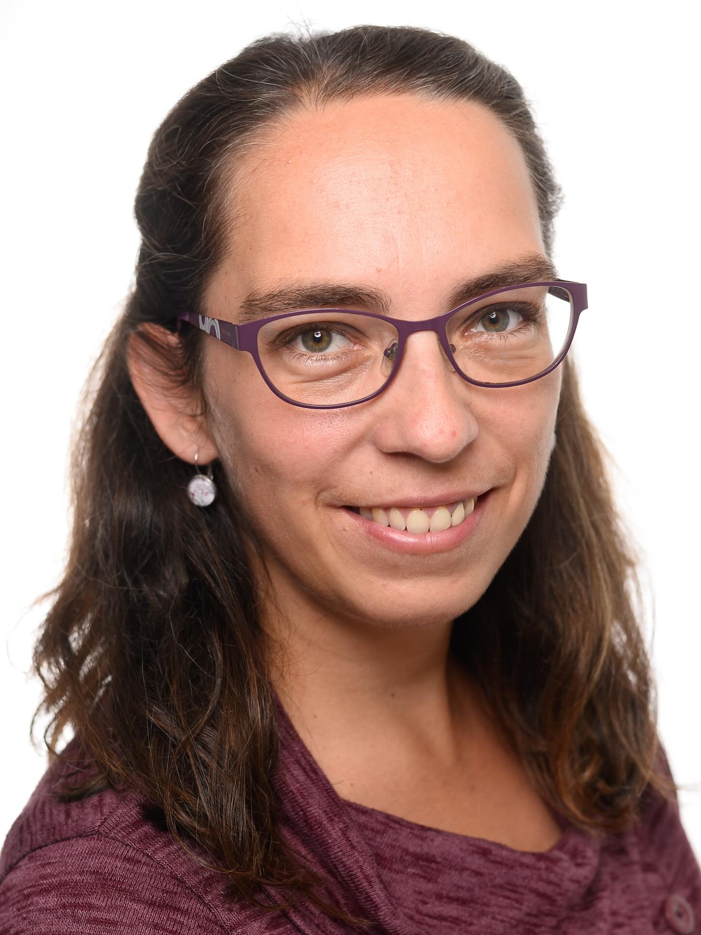 Marleen Hoffmann schloss 2017 ihre Promotion über die englische Komponistin Ethel Smyth an der Universität Paderborn ab. Sie arbeitete unter anderem am Musikwissenschaftlichen Seminar Detmold/Paderborn, dem Archiv Frau und Musik Frankfurt am Main, für die Lautten Compagney Berlin, bei Chorzeit – Das Vokalmagazin und ist seit 2023 als Journalistin und Musikwissenschaftlerin freiberuflich tätig. Sie ist Mitglied im Internationalen Arbeitskreis Frau und Musik e.V.
📚 Am 29. November wird Marleen Hoffmann in das Konzertprogramm “LADY LUMINARIES II – Koryphäen und Composer-Performerinnen der Klassik” einführen.
📍 SONUS FEMINÆ am 29. November ab 18:30 Uhr in der @st.elisabeth.villaelisabeth — Tickets via Biolink
📷 © privat
@st.elisabeth.villaelisabeth @miakoklein
#sonusfeminae #sonusfeminae2025 #ladyluminaries #wienerklassik #vienneseclassic #vienneseclassicism #firstvienneseschool #musicfromvienna #marleenhoffmann #einführung #einführungsvortrag #lecture #komponistinnen #femalecomposers #frauenindermusik #womeninmusic #womeninearlymusic #altemusik #earlymusic #musichistory #womeninhistory #concert #konzert #music #berlinmusic #berlinconcert #berlinculture #berlinevent #berlinmitte #berlin