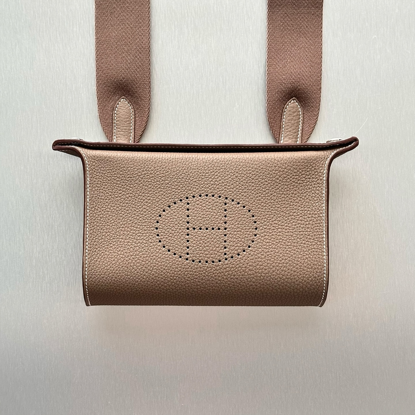 The Hermès Videpoches Bag in Etoupe is understated luxury at its best. Crafted in Hermès’ iconic neutral taupe, it’s a versatile everyday piece with timeless elegance and effortless sophistication.
For more information, please refer to the website link provided in the bio.
Listing no: UK 3138
Opuluxe.sg is not affiliated to the brands featured. We are an independent consignment platform of authenticated luxury products. All trademarks and copyrights remain sole property of the brands.