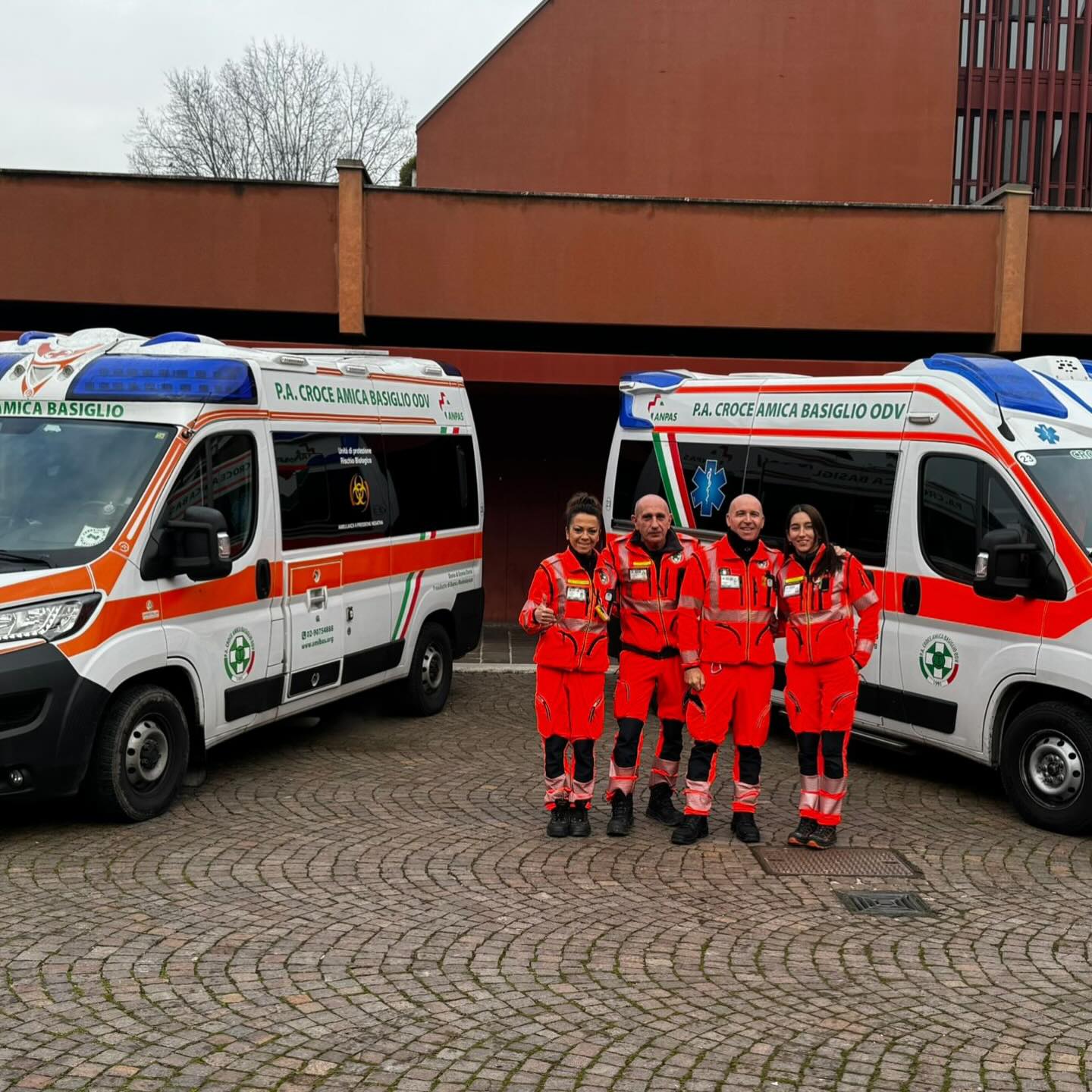 🎉 Buon anno da Croce Amica Basiglio!
I nostri volontari e dipendenti Simonetta, Max, Cristiano, Silvia, Nicola e Antimo sono oggi in servizio per l’avvio del nuovo anno, che inizia con un potenziamento dei servizi di emergenza sul territorio.
🚑 Da oggi, 1° gennaio 2026, raddoppiamo la nostra presenza a Basiglio con due ambulanze di emergenza-urgenza, attivi dalle 8.00/20.00 e 10.00/22.00.
Resta attivo anche il servizio sul territorio di Bubbiano 10.00/22.00
Croce Amica Basiglio è sempre al vostro fianco, 365 giorni l’anno 🧡
#buonanno #croceamicabasiglio #goamibas #2026