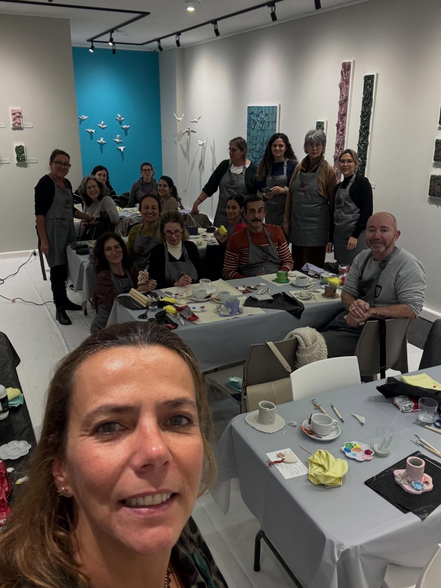 Depois de fazer ou de me acontecer qualquer coisa boa fico sempre uns dias a pairar e a tentar perceber o que isso mexeu comigo.
No sábado passado fui a Ponta Delgada dar um workshop. @casino.azores @romanticultura
Confesso que estava um pouco apreensiva porque, para além de ter 16 pessoas no workshop (normalmente são só 5), a pasta que ia utilizar não é a “minha”. Estava com medo que as coisas não fluíssem e de não conseguir dar atenção a todos.
Mas nada disso aconteceu. Correu muito bem. Foi muito bom. Acho que todos perceberam o que expliquei e os objectivos do workshop foram cumpridos: esquecer o mundo lá fora e fazê-los sorrir! 😊
Obrigada a todos os participantes. Tão bom sentir que podemos fazer a diferença. Obrigada Cecília, Frank, Miguel, Isabel, Ana, Odília, Rita, Maria, Daniela, Cláudia, Rita, Silvia, Catarina, Maria Inês e Manuela. Gostei muito de os conhecer. 💚
Obrigada @vaniarebelopaim por me convidares e receberes tão bem e, OBRIGADA Catarina @i.do.cm por todo o cuidado e ajuda. Sem si não teria sido tão simples. 🙏🏻
Estou de coração cheio. 💚 Até ao próximo 💚
.
.
.
#mariacastelbrancoceramic #workshopceramic #handmade #homedecor #ceramic