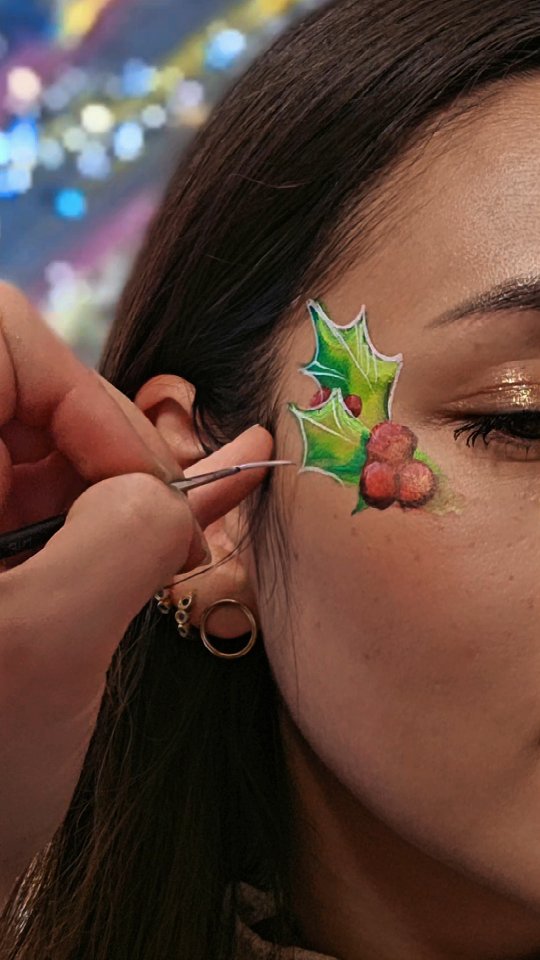 Jak Wam się podoba taki świąteczny akcent, który wykonałam na @omgchocolatee? 💚
Obłędny brokat z @wibopl. On robi efekt „wow", którego wszyscy szukamy o tej porze roku. Nie umiem już bez niego swobodnie pracować 🤍
#makeup #faceat #malowanietwarzy