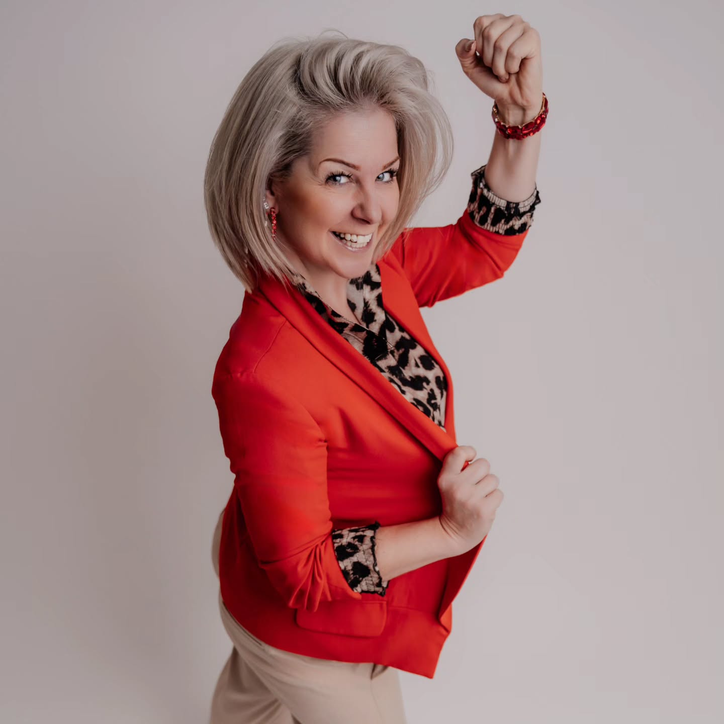 💫 Präsenz ist kein Zufall.💫
Sie ist trainierbar.
Die stärksten Führungskräfte sind nicht laut.
Sie sind klar.
Sie sind spürbar.
Sie betreten einen Raum und verändern ihn - ohne ein Wort.
Das ist Präsenz. 💯
Betrittst du Räume oder erscheinst du schon? 🔥
🔜 Ich zeige dir bald, wie man diese Fähigkeit aufbaut.
stay tuned 😉
#Businesserfolg #Wirkungsvoll #Authentizität
Foto: @kamerafraeulein