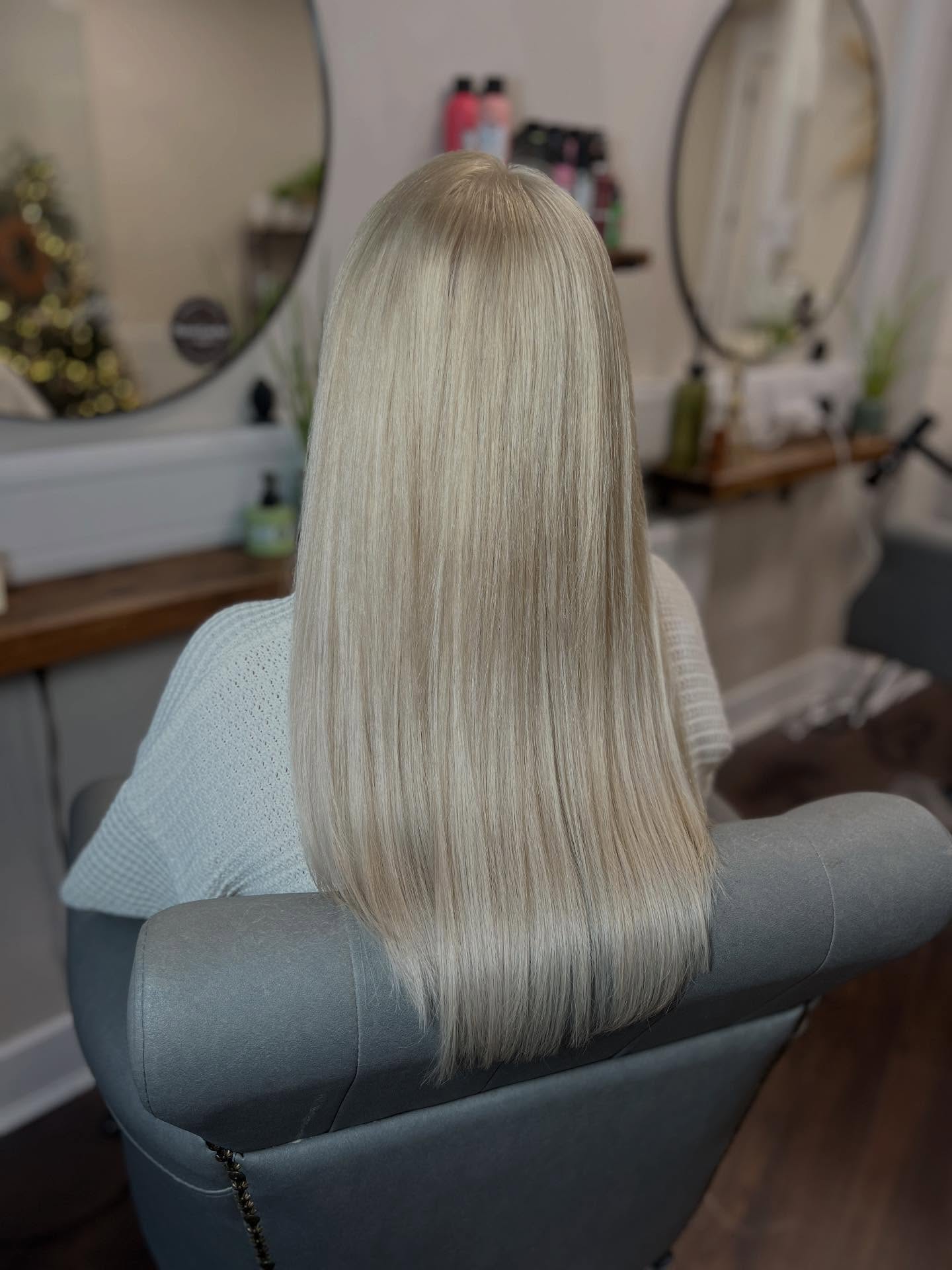 I C E B L O N D ❄️
…for this icy weather!! Beautiful blend in shade 55 @remicachet
#remicachet #hairextensions #awardeinningsalon