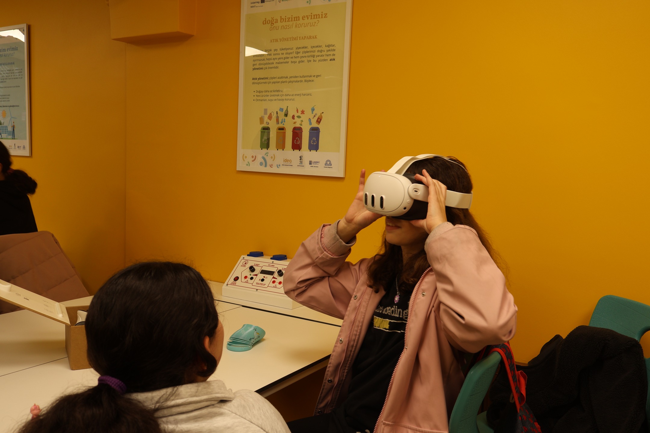 🏫 EcosySTEM Eğitim Merkezi’nde yeni dönem eğitimleri bugün de devam etti! Yine tam kapasiteyle iki ayrı laboratuvarda eğitimlerimizi gerçekleştirdik. Anakent Koleji’nin 6. sınıf öğrencileri bugün “Biyoçeşitlilik” ve “Su” modülleriyle doğa ve bilim hakkında çok eğlendikleri bir keşfe çıktılar. 🥽🧪🔬
#EcosySTEM #IDEAUniversal #ÇevreEğitimi #STEM #Sürdürülebilirlik #Kadıköy #ÇocuklarİçinBilim #EğitimMerkezi #AvrupaBirliğiBaşkanlığı #blackseabasin #rasimpasamuhtarligi #kadikoybelediyesi #interregnext #interregnextbsb #avrupabirliğibaşkanlığı #avrupabirliğiprojesi #ecosystemhub #stemeducation #robotik #kadıköyçevrefestivali #kadıköybelediyesi #geleceginekoliderleri #ekoliderler #blackseabasin #enviromentaleducation #çevrefarkındalığı #kadıköy #yeldeğirmenimahallesi #EcosySTEM #IDEAUniversal #Eğitim #STEM #Sürdürülebilirlik #ÇevreEğitimi #Innovation #ScienceEducation #Kadıköy #FutureGenerations #EUProjects