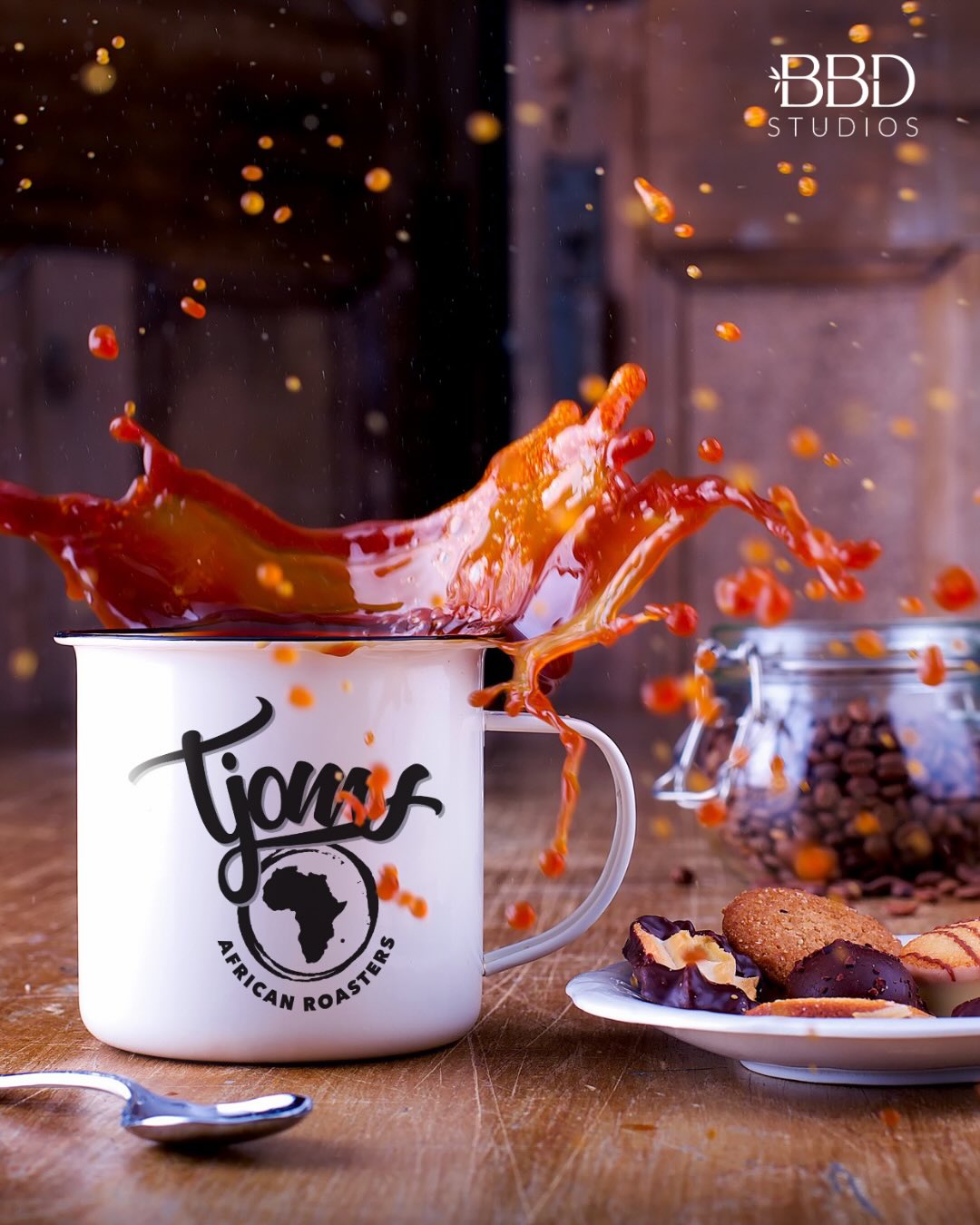 Starting a coffee roastery in Germany as a South African is a tricky dream to navigate. One thing was certain though - it needed to connect with the locals and the expats. From colour balance to material choice, Tjoms (slang for ‘friend’ in RSA) was selected to create a sensorial experience that matched the brands values and ambition.
Staying minimal, timeless, and unmistakably premium on a shelf.