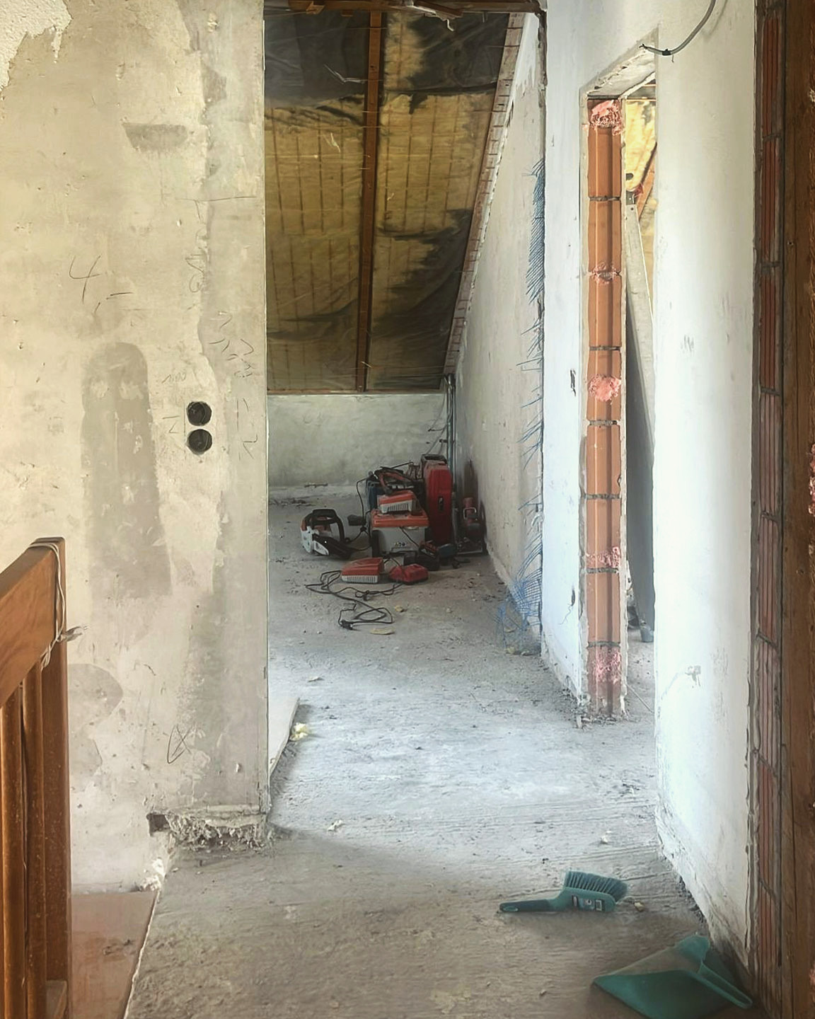 Es geht los – unter dem Ansatz „Erhalten vor Neubau“ begleiten wir in Fellbach zusammen mit Feinplaner.de eine umfassende Sanierung und Ergänzung eines Wohngebäudes aus dem Jahr 1989. Die neuen Räume lassen sich schon erahnen.
#GAnZ #Architektur #Fellbach #Bestand #Umbau #Nachhaltigkeit