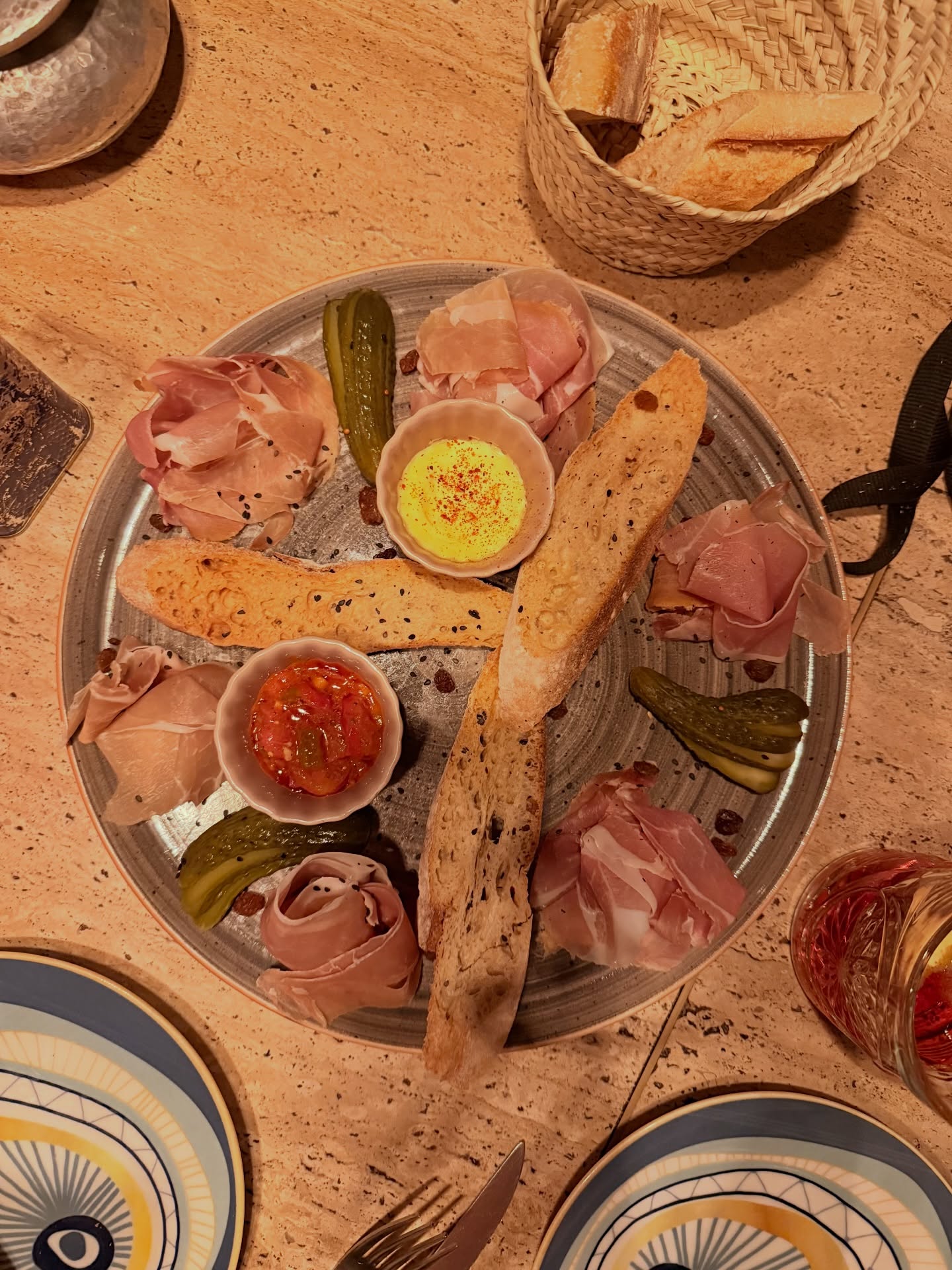 Notre jambon de Parme, c’est l’entrée qu’il vous faut pour votre apéro entre amis à La Palette ! 😋🐷
#marrakech #restaurantmarrakech #charcuterie #marrakesh #marrakeshrestaurant #jambon #apero #frenchfood #frenchrestaurant