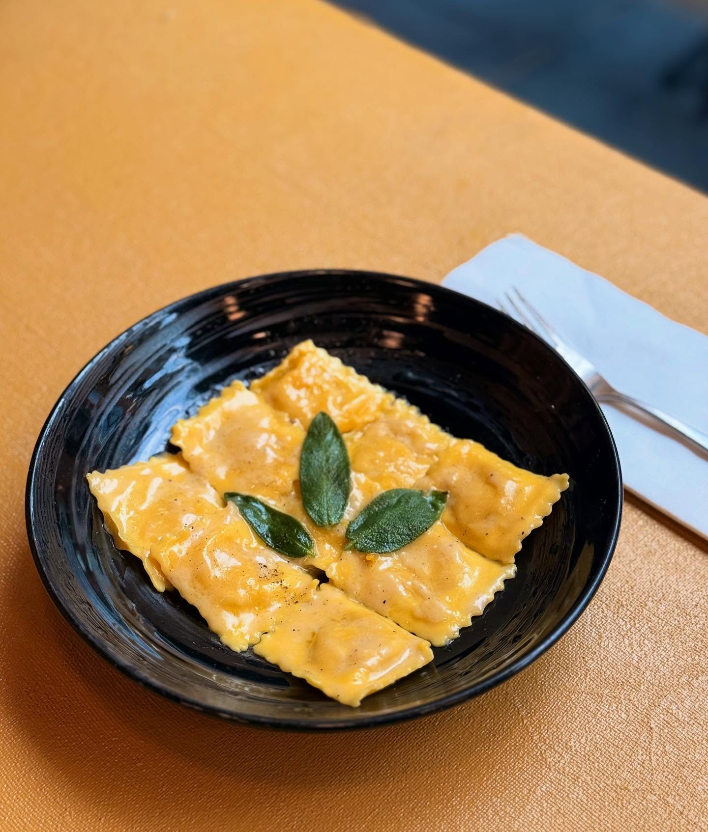 SILKY RICOTTA & PUMPKIN RAVIOLI 🧡
A cosy festive-season favourite — soft ricotta and sweet pumpkin in warm sage butter. Simple, comforting and perfect with a glass of wine 🎄🥂
Join us in Covent Garden and explore our Winter Menù.
Link in bio.
#DallaTerraLondon #CoventGarden #WinterMenu #PastaLovers #FestiveSeason #LondonRestaurants #ItalianFoodLondon #WineBarLondon