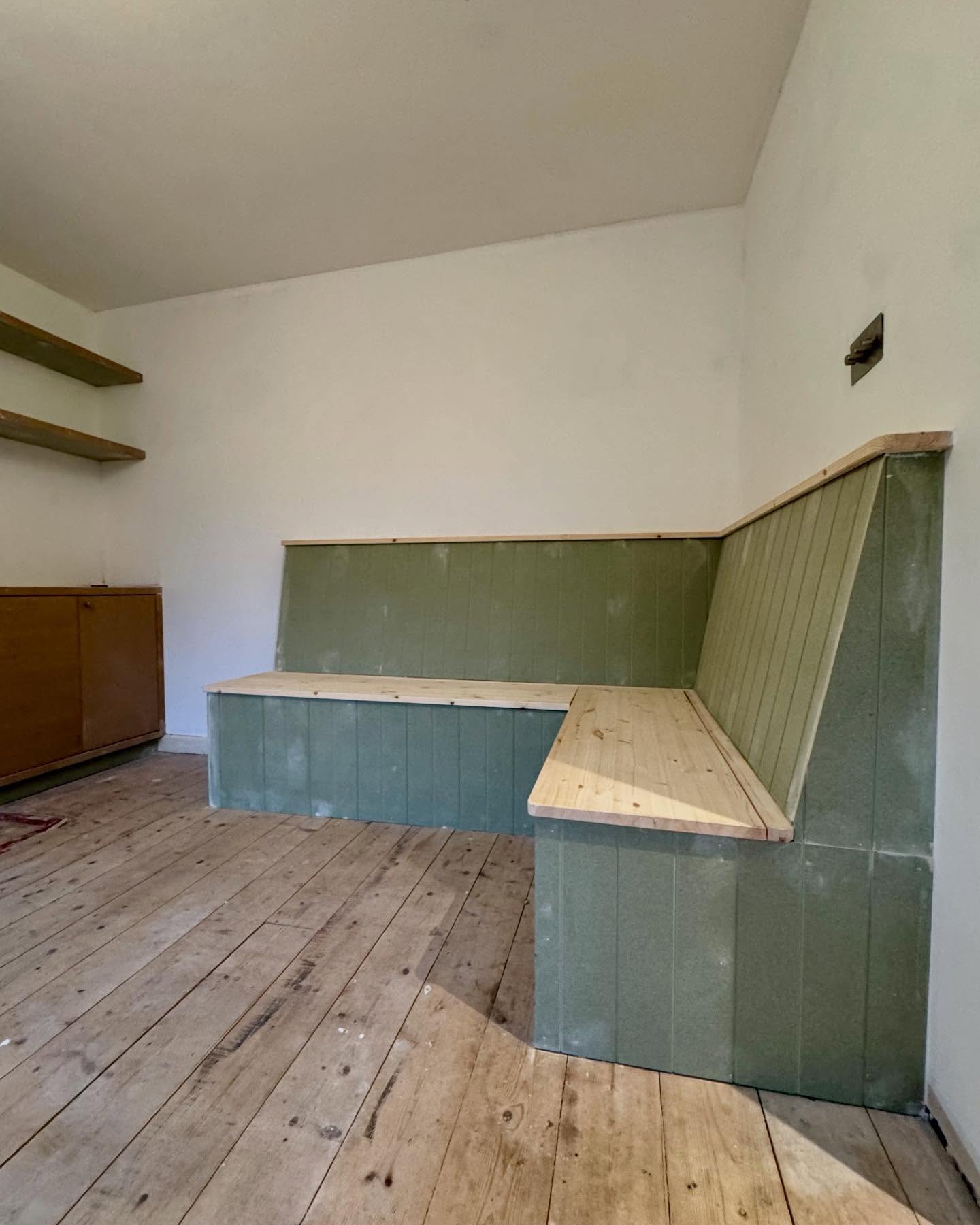 Just a few photos of some banquette(what a word) seating and a pair of alcove units recently completed with help from JP @rivettjonpaul Tongue and groove on the bench seating adds lots of interesting lines and with hinged lids for access to loads of storage underneath. Also like the modern styling of the alcove units with flush doors and simple chamfered face frames. Looking forward to seeing it all painted up #carpentry #seating #joinery #joiner #bespokeseating #bespoke #bespokefurnituredesign #carpentryskills #bath #bristol #furniture