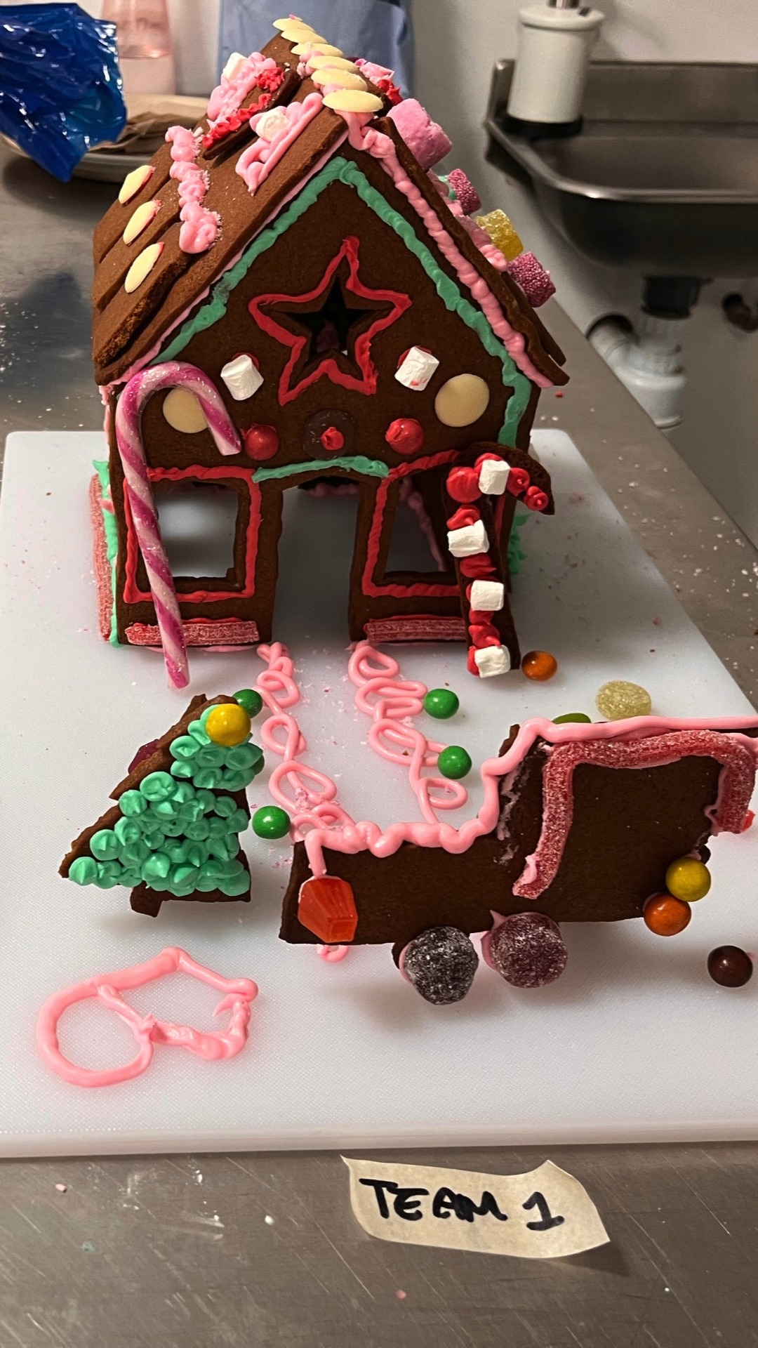 Another year of seriously inventive gingerbread creations at Jenius Social 🎄🍪
From wonky walls to wow-factor designs, our Gingerbread Challenges once again proved that creativity (and a little friendly competition) goes a long way. Teams got stuck in, laughed a lot, and turned simple gingerbread into festive masterpieces — some beautifully polished, others… proudly unique 😄
Already dreaming up next year’s creations ✨