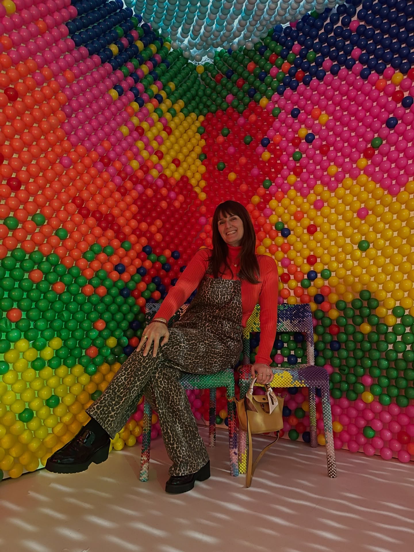 When art meets fashion
ImpressionnĂ©e par lâexposition au MUDAC de notre grande fiertĂ© suisse dans le monde de la mode : Kevin Germanier.
La mode est depuis des siÚcles un vecteur de messages sociétaux profonds. La philosophie de Kevin Germanier, totalement orientée « upcycling » : redonner une autre vie à des objets de toute sorte grùce à son talent pour créer des silhouettes décalées, colorées mais tellement harmonieuses⊠un art en soi !
Puis jâadore ses valeurs de famille : sa mamie qui gĂšre toutes les 30 femmes qui crĂ©ent les bases de ses silhouettes et les Ă©lĂ©ments au crochet. La mamie, sa maman, sa sĆur, ses trois muses.
Et pour finir, le travail si minutieux de la haute couture avec les perles⊠tu en as plein les yeux !
Merci pour ce moment hors du temps, plein dâinspiration et de retour en enfance. FAN !
Et vous, quâen pensez-vous de cet artiste haut en couleur ?