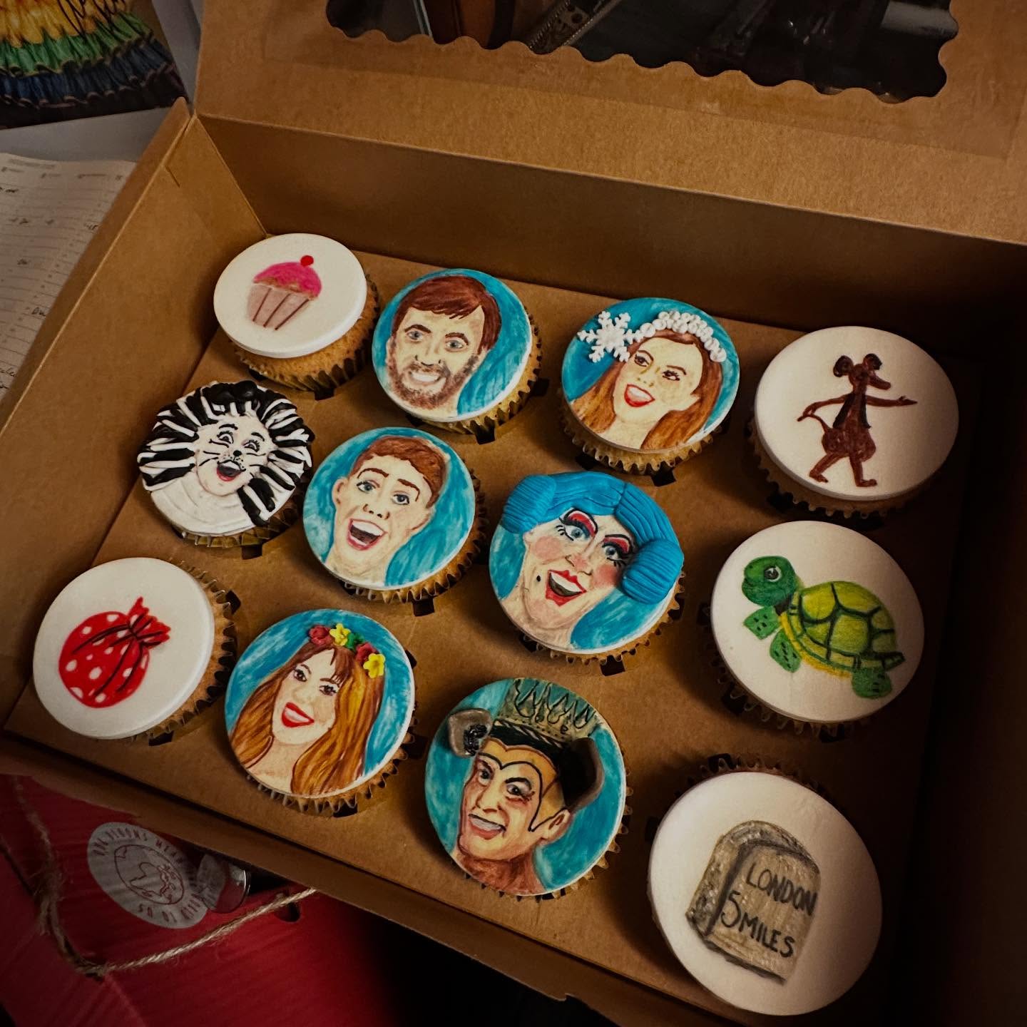 Our lovely and very generous yearly delivery from Cupcake Mary aka @mary.joh55 was a delight to meet up after the show and wish her a very happy birthday 🎂 thank you so very much x