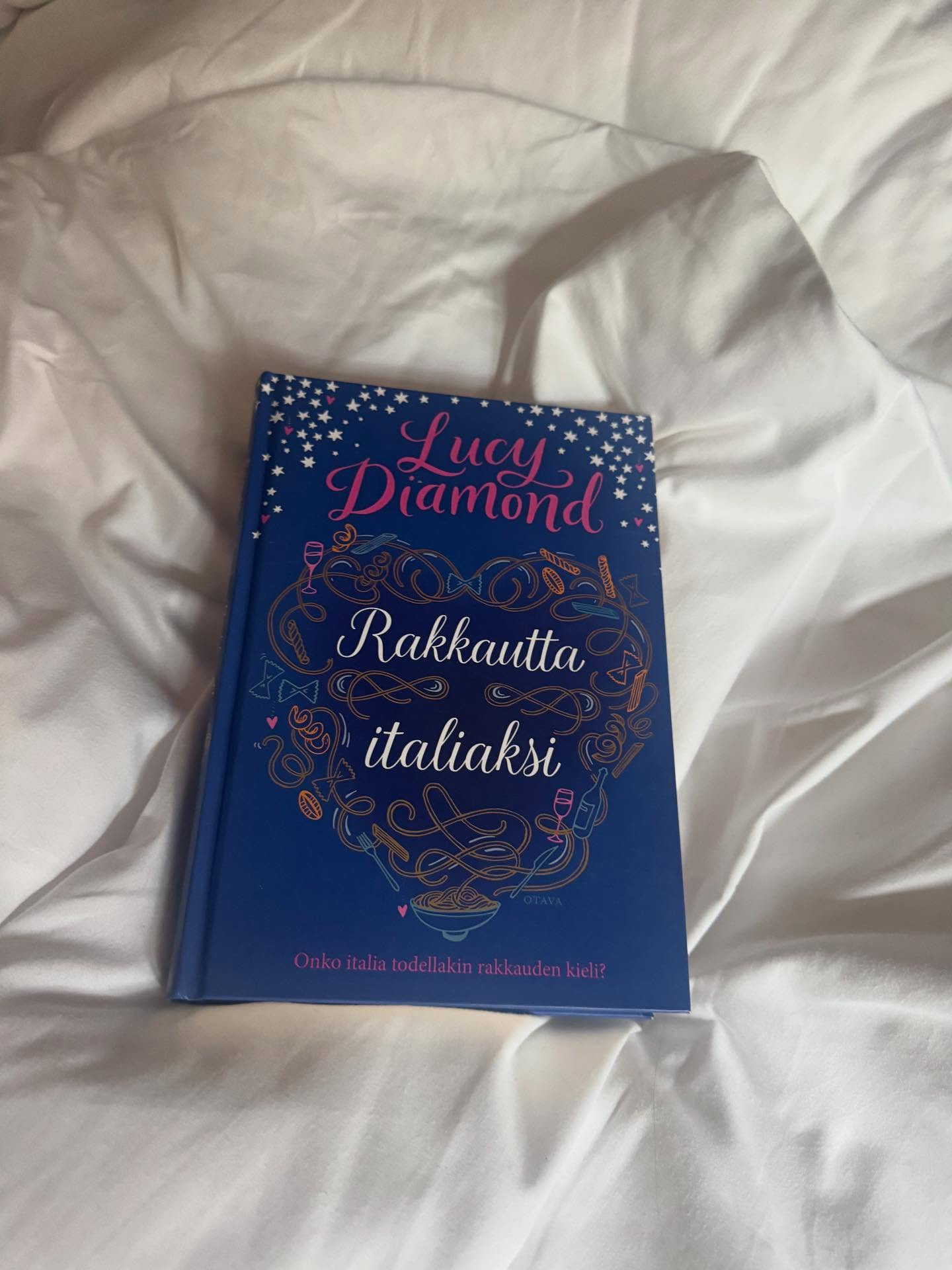 Mainos @otavankirjat // Voisiko âhömppĂ€kirjanâ lukeminen tehdĂ€ sullekin hyvÀÀ, olla jopa terapeuttista? đ Olin minilomalla Tukholmassa viikonloppuna ja luin siellĂ€ loppuun Lucy Diamondin Rakkautta italiaksi. TĂ€ytyy myöntÀÀ, ettĂ€ jo romaani nimi veti mua puoleensa. đâ€ïžđźđč Ja Lucy Diamond kirjailija jopa yllĂ€tti! đ
Laitoin tĂ€mĂ€n romaanin mielessĂ€ni kategoriaan âhömppĂ€kirjaâ. Ja olihan kirjassa kliseitĂ€, mutta jos kliseet osaa kirjailija sanoittaa oikein ne kyllĂ€ koskettavat syvĂ€ltĂ€ ja voivat myös avata ymmĂ€rrystĂ€mme toisten ihmisten kokemuksille. Petollinen aviopuoliso, sĂ€rkyneet unelmat, vĂ€lirikko vanhempien kanssa⊠Rakkautta italiassa imaisi minut otteeseensa nopeasti ja jouduin jopa sÀÀstelemÀÀn sitĂ€ vĂ€hĂ€n reissuuni. đ
Yksi minun paheistani on meinaa lukea yöllĂ€ kirjaa hĂ€vyttömĂ€n myöhÀÀn, kun olen yksin hotellihuoneessa. đ€ SE ON IHANAA ja sitĂ€ oikein odotin lomaltani ja sen toteutin!!! đđ
Vahva suositus Lucy Diamondin -kirjasta Rakkautta Italiaksi sinulle, joka pidĂ€t ihmissuhteita kĂ€sittelevistĂ€ kirjoista ja kaipaat silti jotain sopivan kevyttĂ€ luettavaa ripsuksella Italian taikaa. đźđčâš MĂ€ ainakin aion lukea lisÀÀ Lucy Diamondin kirjoja ja ens kevÀÀnĂ€ hĂ€neltĂ€ tulee uusi romaani Salaisuuksien Pariisi @otavankirjat , mikĂ€ kuulostaa myös erittĂ€in lupaavalta. đ
*Onko Lucy Diamondin romaanit sulle tuttuja? MitĂ€ sĂ€ oot lukenut viime aikoina? đ Mulle saa aina antaa hyviĂ€ kirjavinkkejĂ€! đ
#kirjavinkki #lucydiamond #rakkauttaitaliaksi #otavankirjat