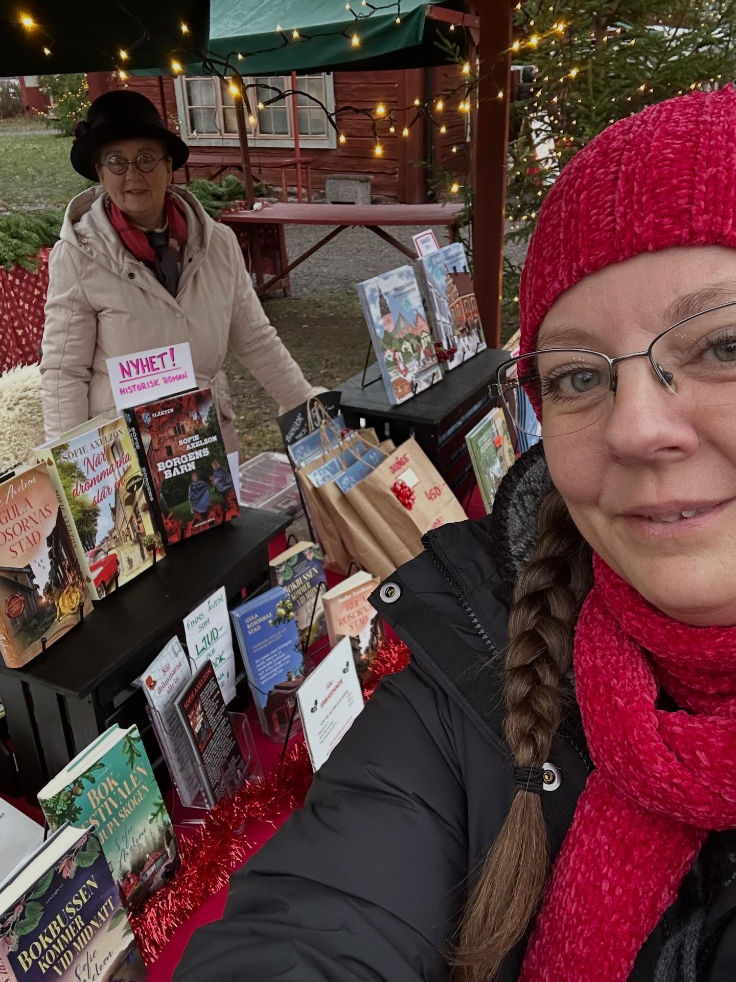 Nu kör vi igen! Rademachersmedjorna Eskilstuna söndag kl 10-16.
#julmarknad #Eskilstuna #rademachersmedjorna #snartjul #julklappstips #hantverk #julmys #kreativasystrarna #ateljecarina #majaibiskopsgården #målarbok #historiskbarnbok #strängnäshistoria #borgensbarn #bokseriensläkten #närdrömmarnaslårin #gularosornasstad