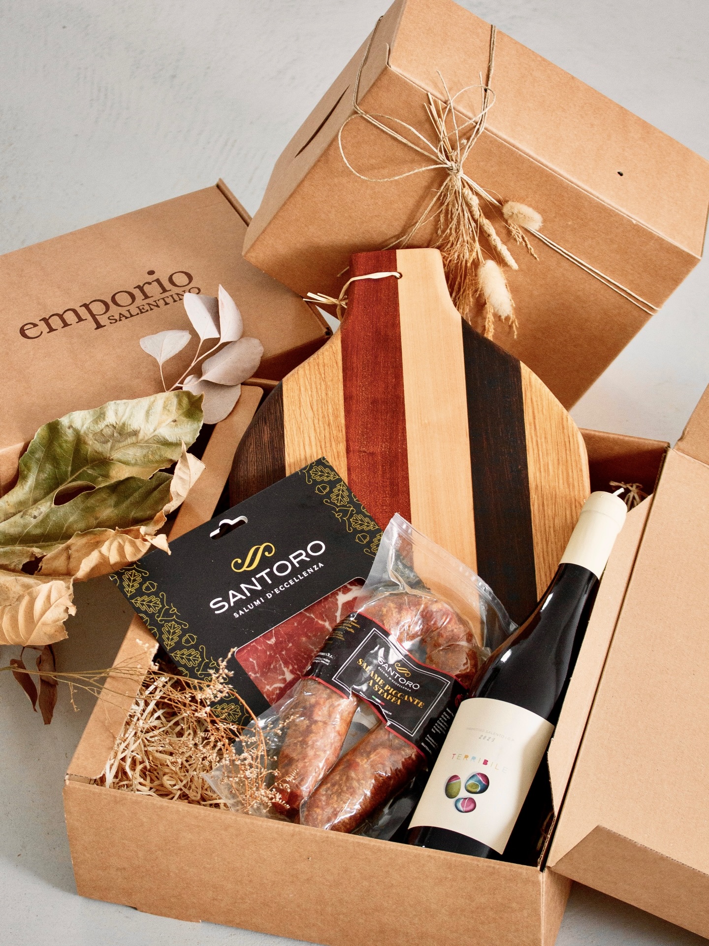 Christmas Boxes Emporio Salentino, Un dono capace di creare legami.
Che si tratti di chi ami o dei clienti più importanti, è questo lo spirito delle nostre Christmas Boxes: legami forti, come la nostra terra.
Puoi scegliere una delle nostre combinazioni già pronte oppure creare la tua box personalizzata, proprio come la immagini tu.
E se hai richieste particolari, sul contenuto o sul quantitativo, ti basta contattarci: troviamo insieme la soluzione ideale.
Le Christmas Boxes sono disponibili online o nel nostro punto vendita.
Quest’anno, a Natale, non regalare solo un dono.
Regala la Puglia, regala le boxes firmate Emporio Salentino. Scoprile su:
👇👇👇
Link in bio!