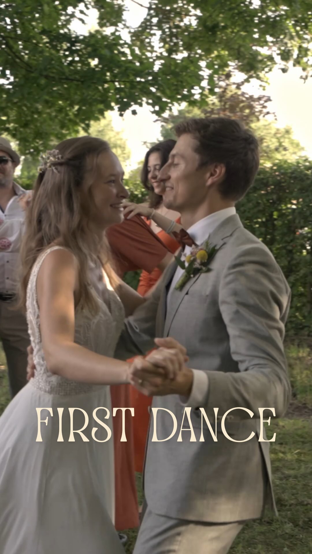 So könnte dein First Dance mit Mr. Puffins klingen 🐧💛
Der First Dance ist ideal, um die Tanzfläche zu eröffnen und ein berührender Moment für die Gäste und das Brautpaar!
Euer Wunschsong ist nicht in unserem Repertoire? Kein Problem, wir sind offen für Neues! ✨ Über die Jahre haben wir schon von einem Game of Thrones Song bis hin zu Taylor Swift alles dabei gehabt 😇
Video by @victorliska.photo
Mixing & Mastering @zonkeystudios @simonschenkmair
#hochzeitsband #eventband #firstdance #firstdancesong #firstdancemagic