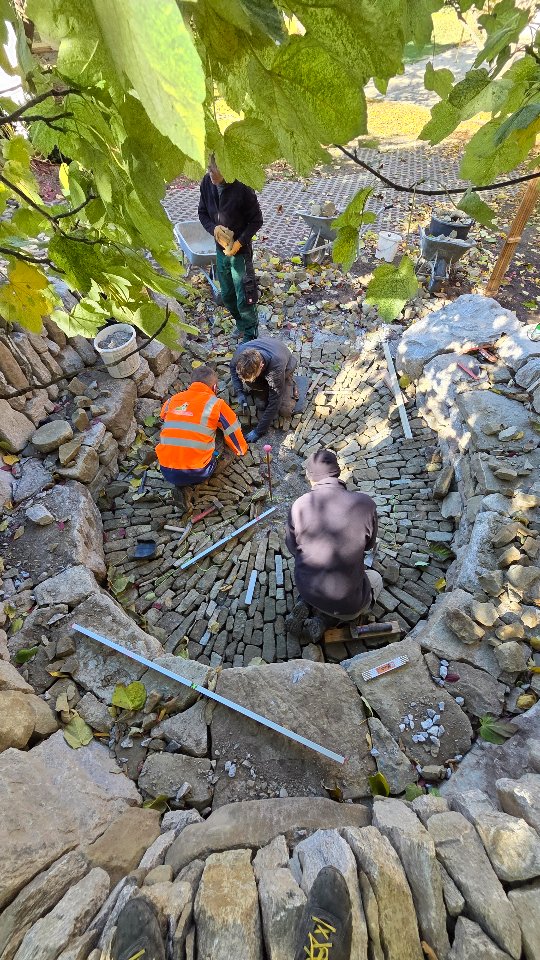 InnGärten – Projekt Highlights
Ein Rückblick auf unsere Steinarbeiten.
WorkShop: Stein und Wein 2025
www.inngaerten.at
#inngaerten #galabau #gartenbau #gartendesign #gartenideen #gartenpflege #bepflanzung #pflegeleichtergarten #naturgarten #Staudenbeet #gartengestaltung #innsbruck