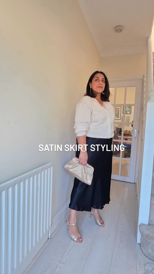 The satin skirt has been a winner this festive season. I've worn mine loads. I much prefer to dress it with a cosy knit and some heels.
Are you a fan of the satin skirt?
Personal shopper | #personalstylistessex #styleover40 #size14style
