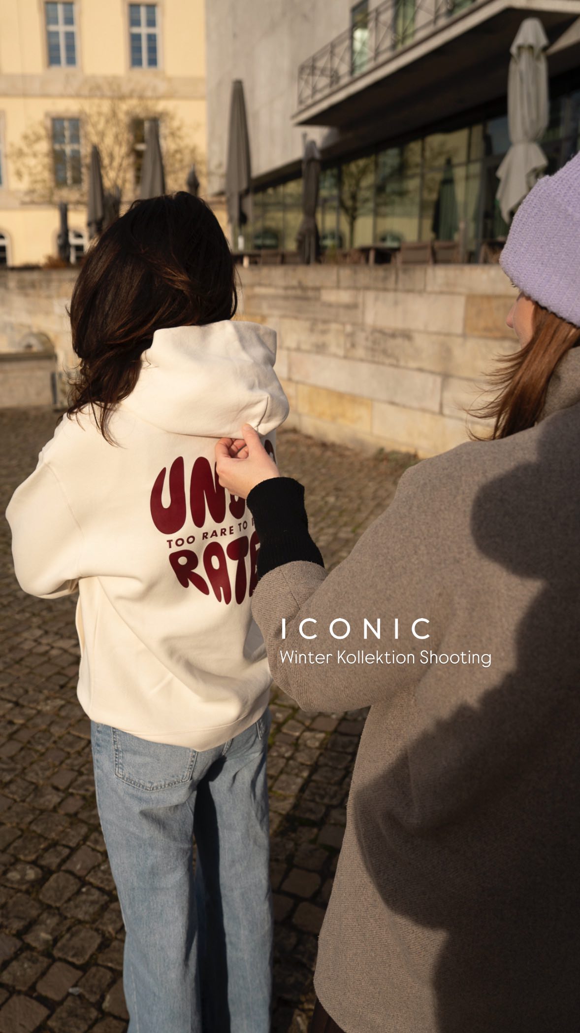 Winter drop loading. Minusgrade, Altstadt – wir gehen all in, every time. Mit Freunden, die uns tragen. Mit einer Community, die Hannover genauso liebt wie wir. Was war das für ein grandioses Shooting am Sonntag! ❄️📸
That’s the culture. That’s ICONIC. 😍
Unsere Winterkollektion droppt in den nächsten Tagen im Online-Shop und natürlich exklusiv im Pop-Up – jeweils Do–Sa an den ersten beiden Dezember-Wochenenden. Am 4. Dezember ist das Grand Opening des Pop-Up Stores mit unseren Special Guests:
• Tätowiererin @jila.tattoo für exclusive iconic Tattoos
• @sven.janowski mit seinem weihnachtlichen Oldtimer-Bulli und frischen Waffeln 🧇
Los geht’s ab 17 Uhr in der Sallstraße 35 in Hannover!
See you there! 🔥
#iconicthelabel #hannoverfashion #winterkollektion #hannover #hannoverhoodie