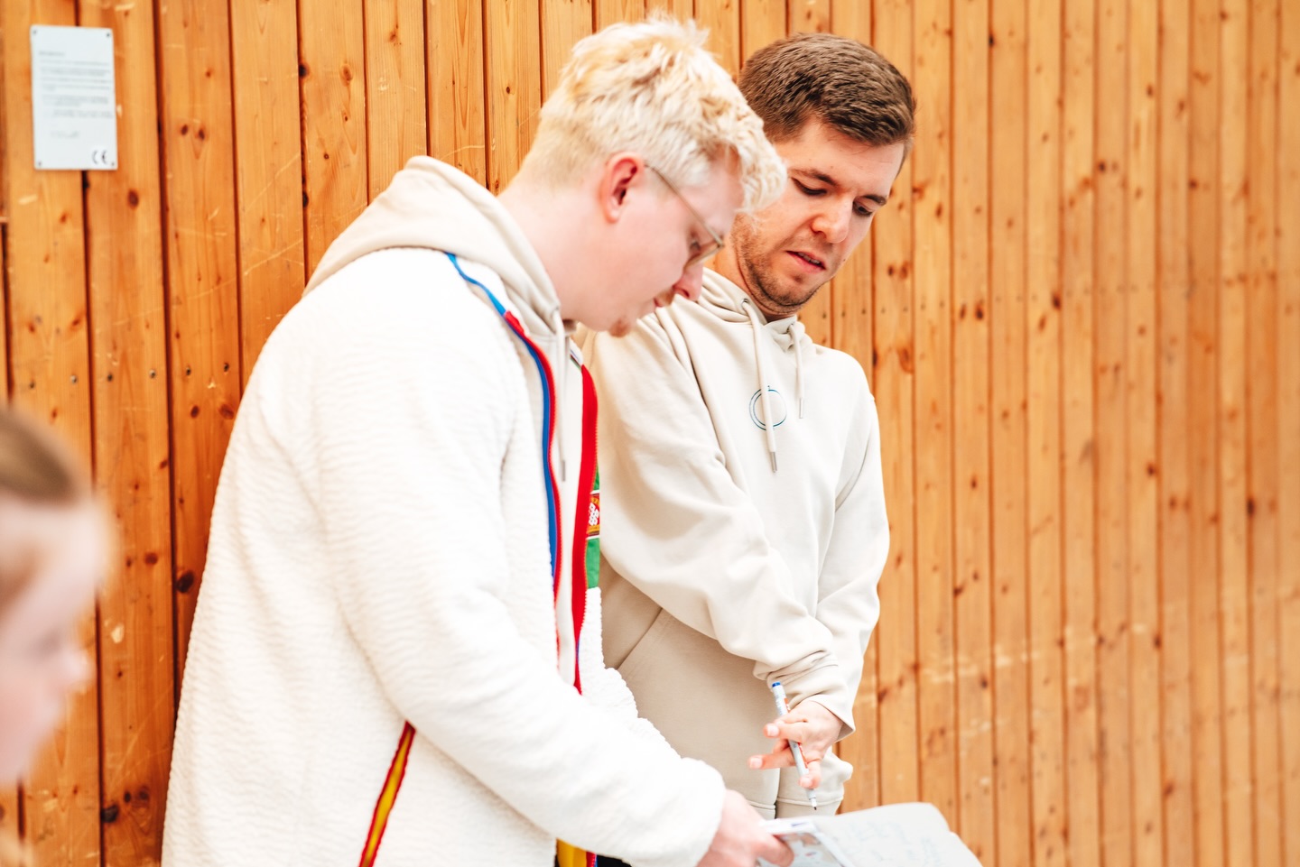 Heute ist internationaler Tag für Menschen mit Behinderung!
Für uns steht jedoch fest: Jeder Tag ist ein Tag an dem wir alle gemeinsam als Gesellschaft daran arbeiten müssen, dass wir eine Welt schaffen in der alle echte Teilhabe erleben können.
Seit nun über 15 Jahren hat sich Deutschland mit der UN-Behindertenrechtskonvention verpflichtet, echte Teilhabe zu gewährleisten. Zu sehen ist davon leider Tag für Tag viel zu wenig.
Daher: Dass heute Medien, Inkluenzer, Influenzer und Menschen des öffentlichen Lebens auf die Misstände aufmerksam machen ist gut! Wir wünschen uns jedoch, dass das nicht nur heute, sondern auch morgen, übermorgen und den Wochen, Monaten und Jahren danach weiterhin Menschen mit Behinderung Teil einer Gesellschaft sein können in der alle gleichermaßen teilhaben dürfen.
Fotos @fia.fotografie