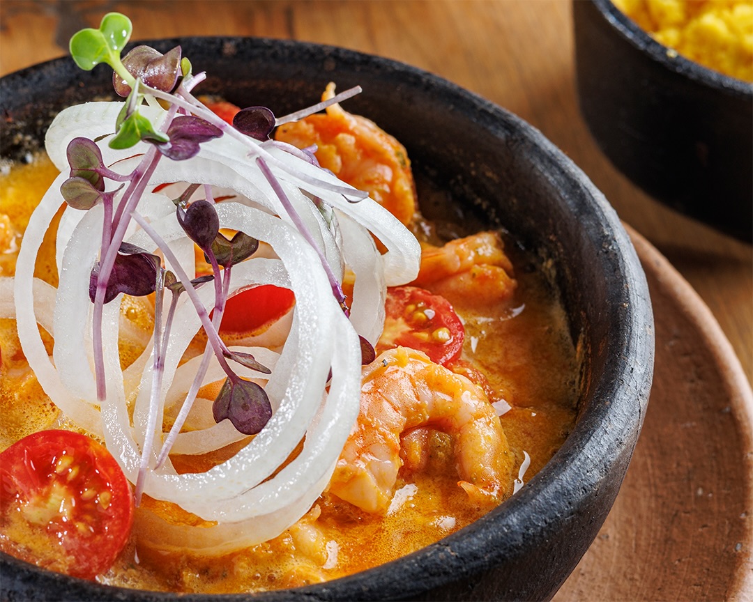 Uma moqueca que exala equilíbrio, delicadeza e tradição.
Camarões no ponto perfeito, envoltos em um molho que fala por si.