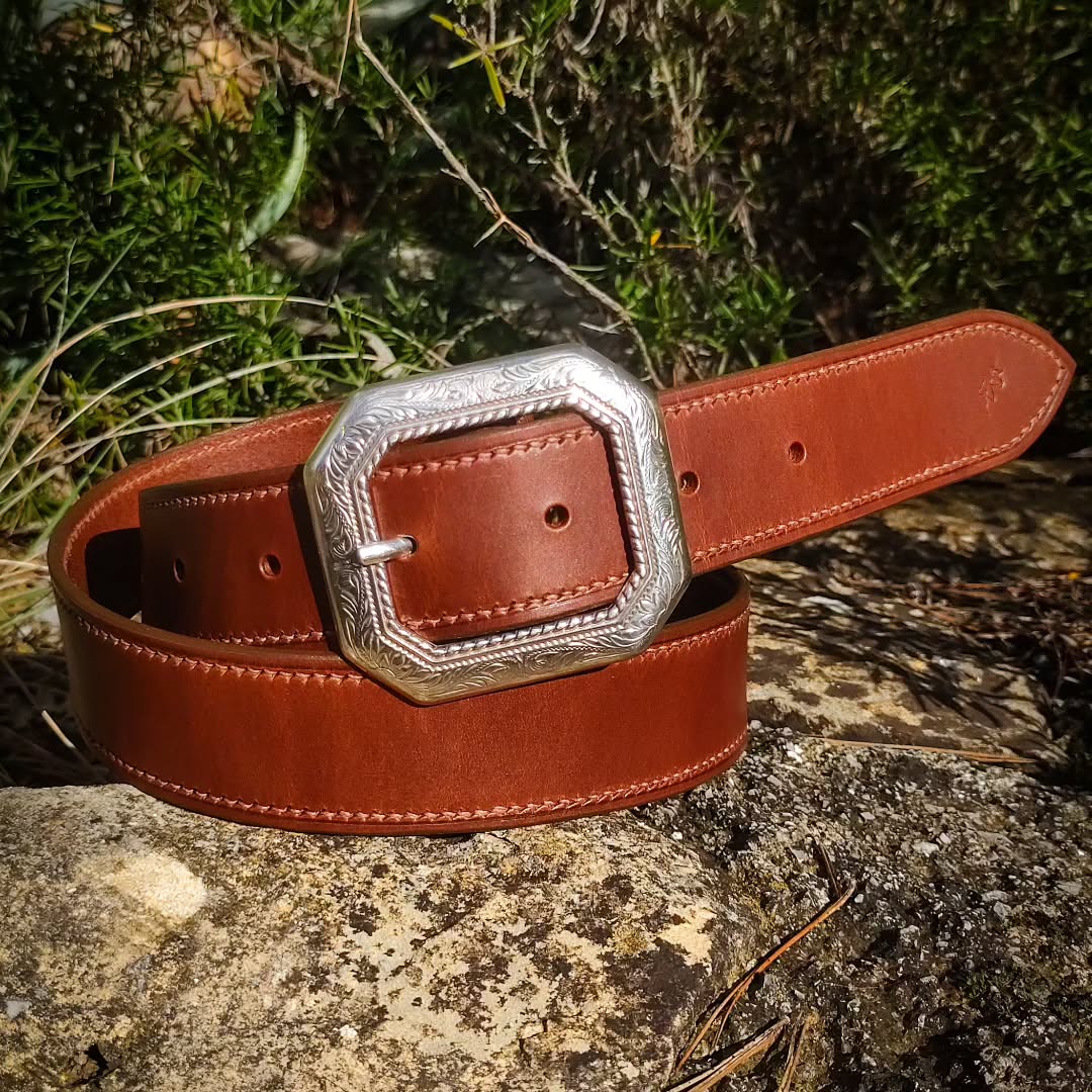 ✨ Nouvelle ceinture sortie de l’atelier !
Ce joli modèle en cuir pleine fleur, avec sa boucle au style affirmé, a quitté l’atelier pour vivre sa première aventure auprès d'@_eloise_lemaire_ .
Je la remercie sincèrement pour sa commande et sa confiance envers mon travail car il y a quelque temps, elle m’avait déjà confié la création d’un collier pour sa jolie malinoise Théa… et cette fois, c’est une pièce rien que pour elle.
👉 J’en profite pour vous annoncer que ce modèle de ceinture rejoint officiellement les nouveautés disponibles à la commande !
Si vous cherchez une idée cadeau pleine de sens pour les fêtes ou simplement l’envie de vous offrir une pièce artisanale faite main, cette ceinture est disponible à la commande.
Différentes teintes de cuir et de couleurs de fils sont disponibles pour ce modèle.
Chaque détail est travaillé avec soin :
▫️Couture au point sellier au fil de lin
▫️Cuir pleine fleur Havane de la @tannerie_radermecker
▫️Boucle de chez @deco_cuir
▫️Finitions entièrement réalisées à la main
Un accessoire pensé pour durer et traverser les années avec style 🤎
💌 N’hésitez pas à me contacter si vous voulez la vôtre !
#latelierduharas #artisandart #ceinturecuir #cuir #moderesponsable #artisanatfrançais #faitmainavecpassion #cuirpleinefleur #madeingard #creationsurmesure #idéecadeau #madeinfrance🇫🇷 #savoirfaireartisanal #pièceunique