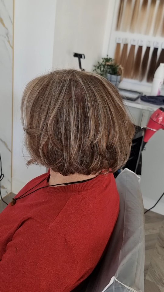 ✨️Colour change for mandy ✨️
Scatter of fine highlights to help blend out her greys with Colour imbetween to get rid of the faded red on those ends. Ready for a soft grow out, no more harsh roots in 6 weeks time 🥰
.
.
📍@the.secret.salon.manchester
.
.
#blendinggrey #eccleshairstylist #bespokecolouring #manchestersalon #eccleshairdresser #colourchange