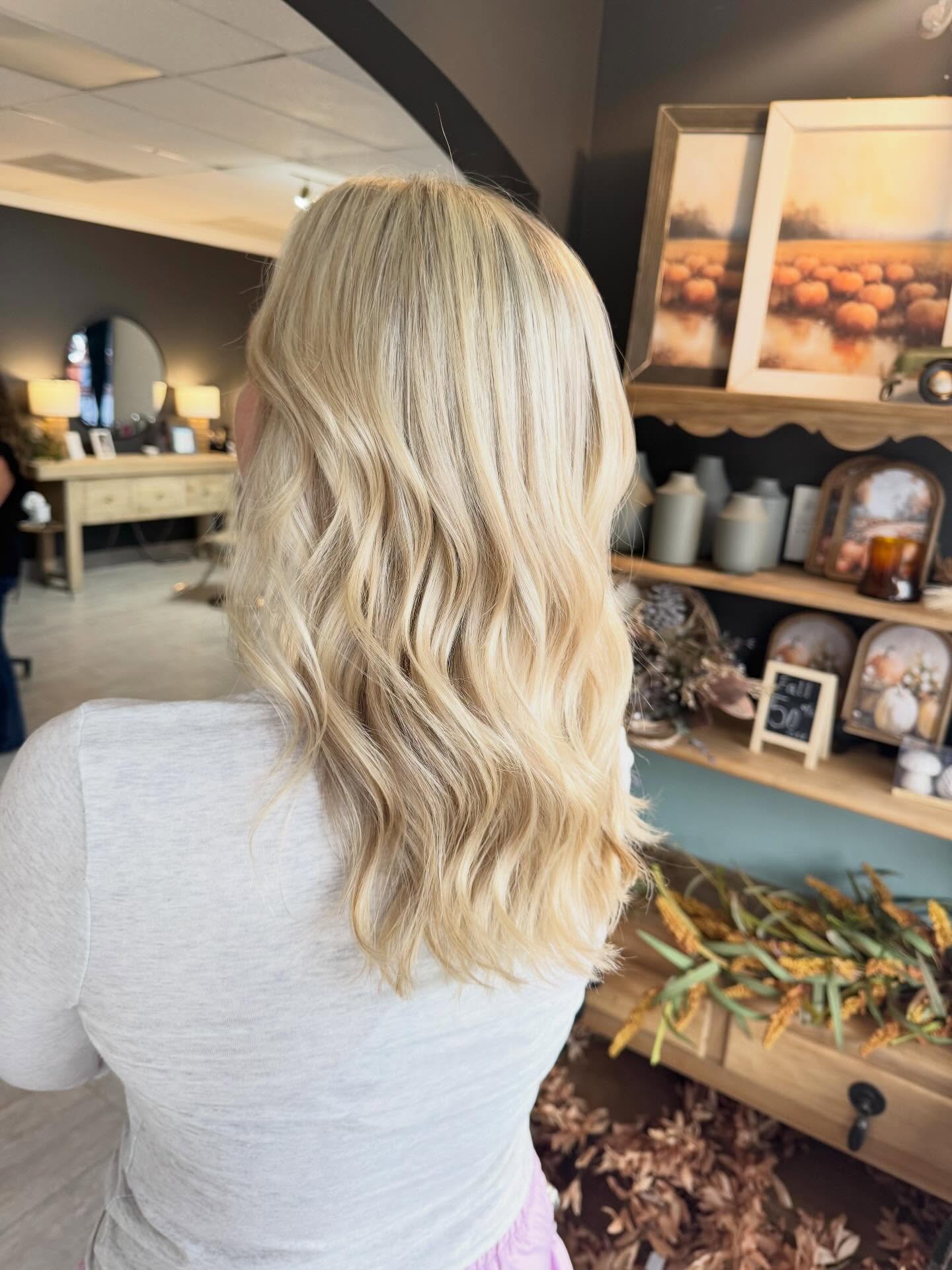 Some of our favorite blondes lately ☀️☀️ Stylist: @cathryndennis.hair