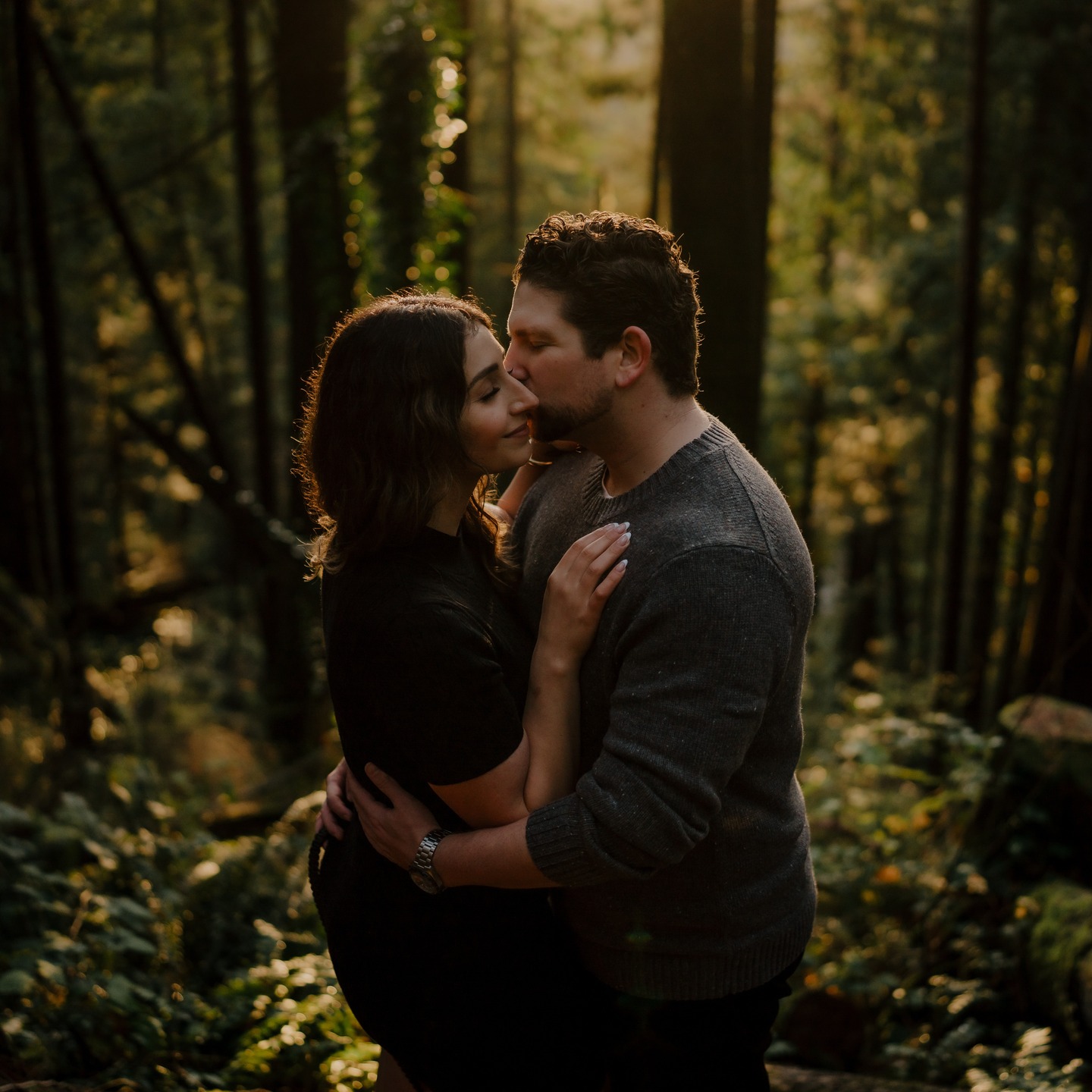After weeks of dodging rain, the clouds finally gave us a break! We went to Steelhead Falls and it did not disappoint.
From the moment Denise + Darren showed up (with Max, the real MVP 🐾) we just had fun. The sun was setting between the trees everything just feel into place.
And that ring shot? Easily a favorite this year. A session full of magic, quiet moments, and the kind of golden hour that lingers.