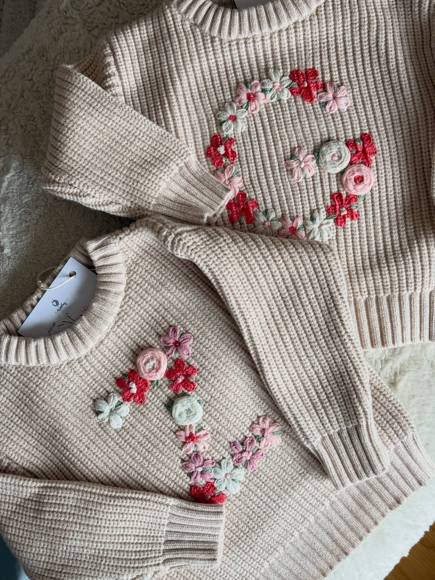 Dlouho jsem tu nebyla, protože objednávek je poslední dobou opravdu spousta.😅
Nestíhám sdílet všechno, co pro vás tvořím, ale tyhle svetříky s písmenky by byla škoda neukázat.
Děkuju za každou objednávku, moc si vaší podpory vážím. 🫶🏻✨