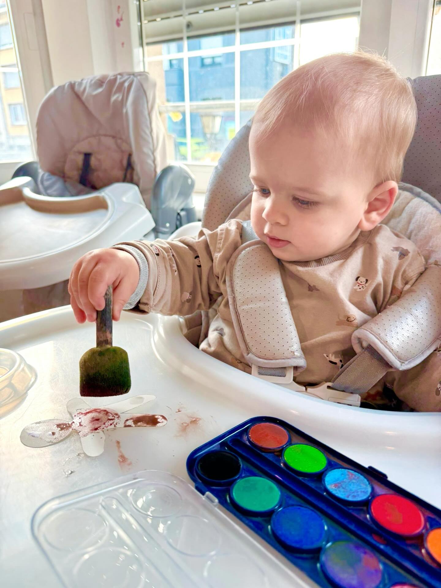 💙🤩Dans le groupe des Babies, nous avons proposé une activité colorée où chaque enfant pouvait choisir librement sa couleur. Ce moment symbolise que tous les enfants ont le droit d’exprimer leurs préférences et leur personnalité. Leur création a ensuite été ajoutée à notre pancarte @unicef @unicefluxembourg . 🌈💙
💙🤩Am Babies Grupp hu mir eng faarweg Aktivitéit gemaach, wou all Kand seng Liiblingsfaarf fräi eraussiche konnt. Dëst symboliséiert, datt all Kand d’Recht huet seng eege Choixen ze maachen an seng Perséinlechkeet auszedrécken. Hir kleng Konschtwierker hu mir duerno op eis @unicef @unicefluxembourg Pankart gesat. 🌈💙
#GoBlue #UNICEFLuxembourg #JournéeMondialeDeLEnfant #Weltkannedag #RoyalKidsLuxembourg Inclusion Kannerrechter