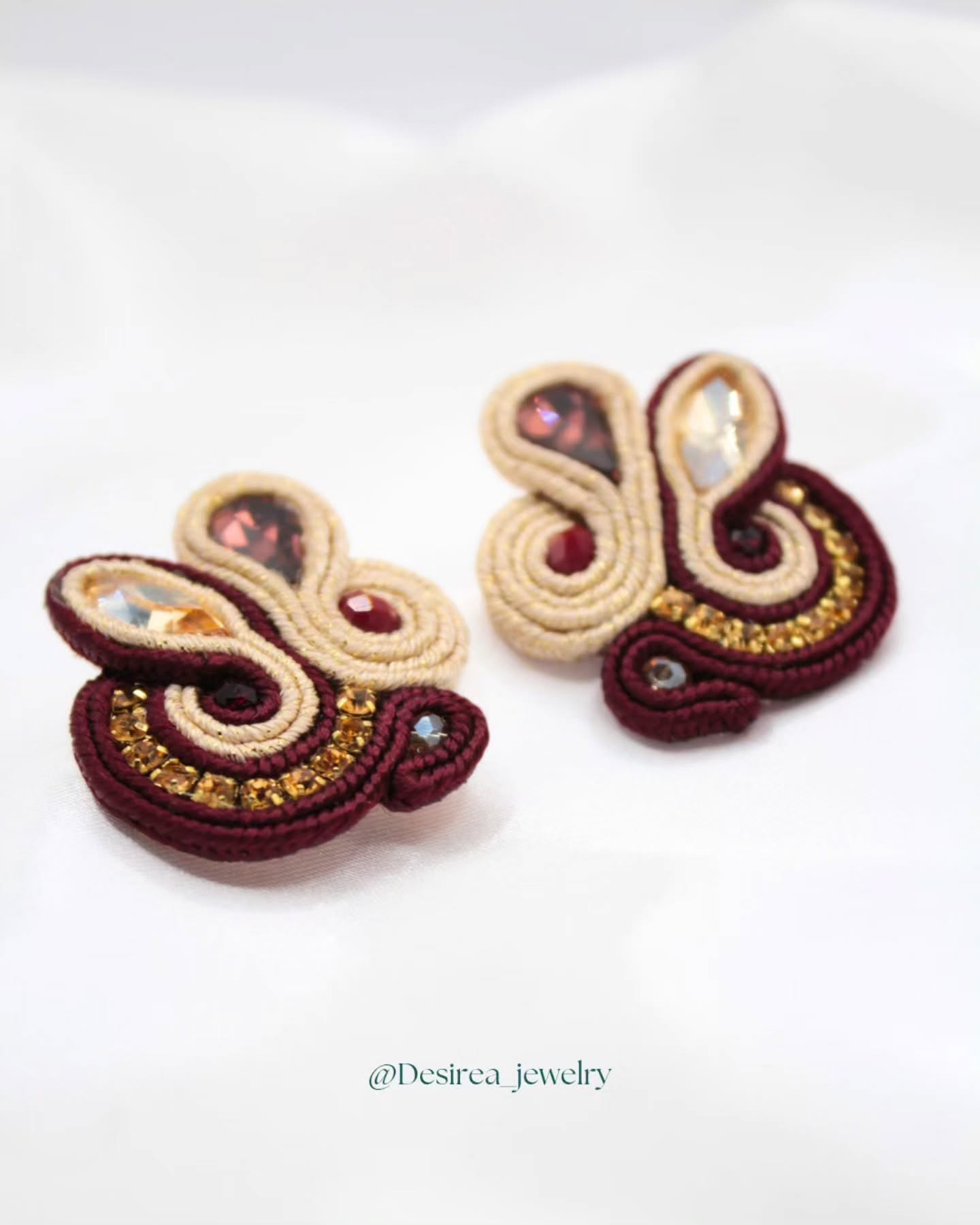 L E C C E ✨️
Soft curves that draw the eye,
radiant tones that speak to the heart.
The Lecce necklace and earrings
return in rich shades of burgundy, gold and green,
one of our earliest designs, still among the most loved.
A warm, luxurious statement of timeless elegance.
---
Morbidezza che abbraccia lo sguardo,
riflessi che catturano il cuore.
La collana e gli orecchini Lecce
tornano nei toni profondi del bordeaux, oro e verde:
una delle nostre prime creazioni,
ancora oggi tra le più amate.
Un design caldo, lussuoso,
che parla di eleganza senza tempo.
🌐www.desirea.shop
📍Forte dei Marmi, Milano, Brescia, Parma
📩Whatsapp +39 339 574 5254
#Desirea #Soutache
#madeınıtaly