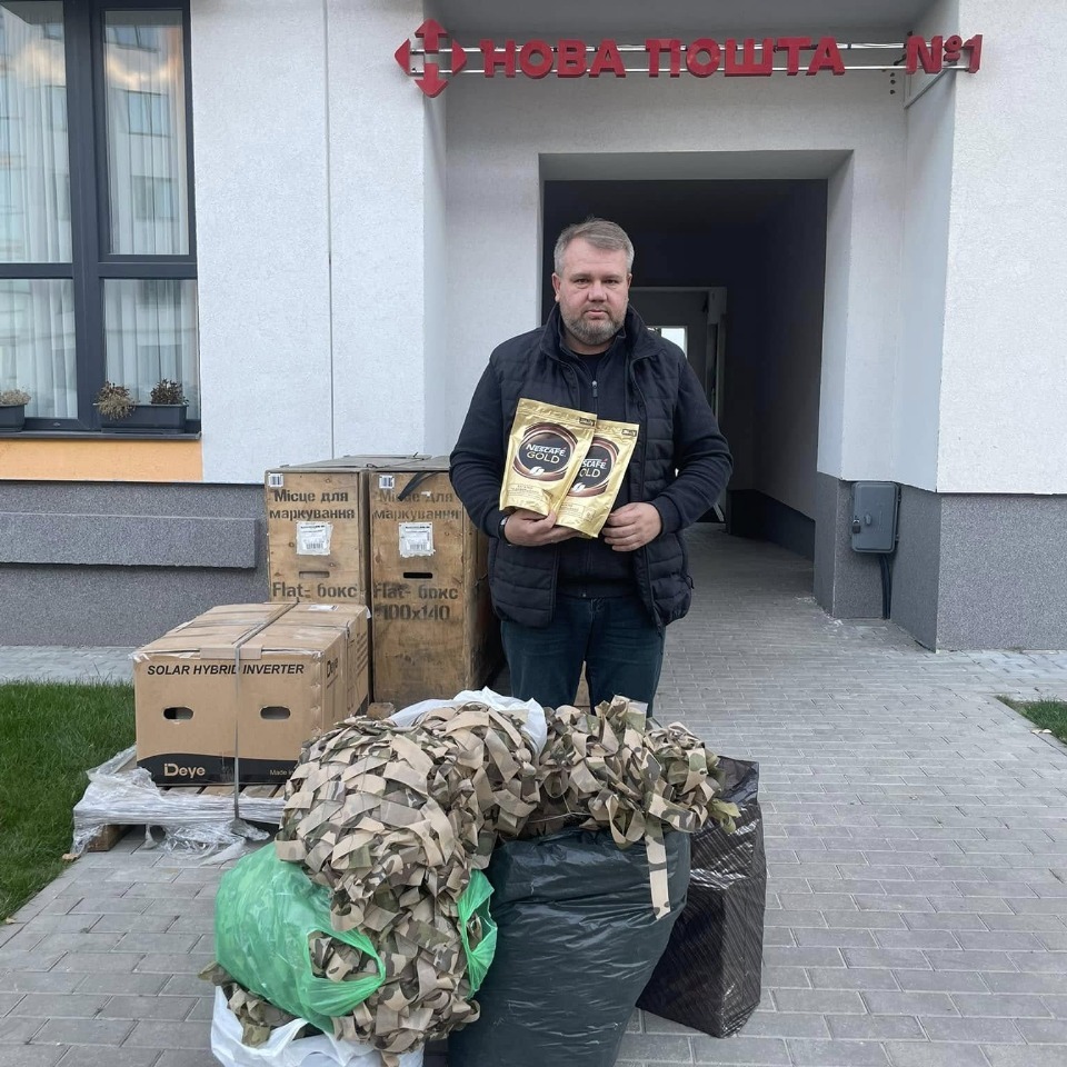 Історії партнерства: Андрій Гижко та «Ротарі клуб «Вінниця Ініціатива» — учасники Цивільного фронту
У Цивільному фронті ми говоримо не лише про проєкти. Ми говоримо про людей — тих, хто робить ці проєкти можливими. Саме завдяки таким партнерам благодійність стає системною, а підтримка — стабільною.
Одним із таких людей є Андрій Петрович Гижко (Андрій Гижко — член правління фонду «Без кордонів», очільник Ради волонтерів при Вінницькій військовій адміністрації та співзасновник «Ротарі клубу “Вінниця Ініціатива”».
Ми щиро пишаємося цим партнерством і високо цінуємо внесок, який Андрій Петрович разом із командою однодумців робить для постраждалого населення, військових, госпіталів та лікарень.
Завдяки його активній позиції та міжнародним контактам фонд «Без кордонів» у 2022–2023 роках отримав понад 4 млн грн обладнання та розхідних медичних матеріалів від Action Medior (Німеччина), а у 2023 році — понад 20 млн грн гуманітарної допомоги від Уряду Південної Кореї - це медикаменти, дитяче харчування та речі, які ми передали в прифронтові громади, ВПО, соціально незахищеним верствам, в лікарні, госпіталі, партнерським ГО та військовим.
🚩 Rotary «Вінниця Ініціатива» — учасники Цивільного фронту
Rotary Club «Vinnytsia Initiative», створений у 2024 році, став активним учасником Цивільного фронту й надійним партнером у гуманітарних напрямках.
За перший рік діяльності разом із міжнародними клубами Rotаry організація передала лікарням Вінниччини, Києва, Дніпра та Запоріжжя допомогу на понад 18 млн грн, включно з VAC-системами для поранених.
У співпраці з Rotary Club Münster передано спеціалізований мікроавтобус для обласного центру крові — проблему, яку не могли вирішити понад 20 років.
Також спільно з європейськими партнерами забезпечено вінницькі школи та садочки 12 промисловими генераторами, що дало змогу досягти 100% енергонезалежності освітніх закладів.
Продовження читайте в коментарях