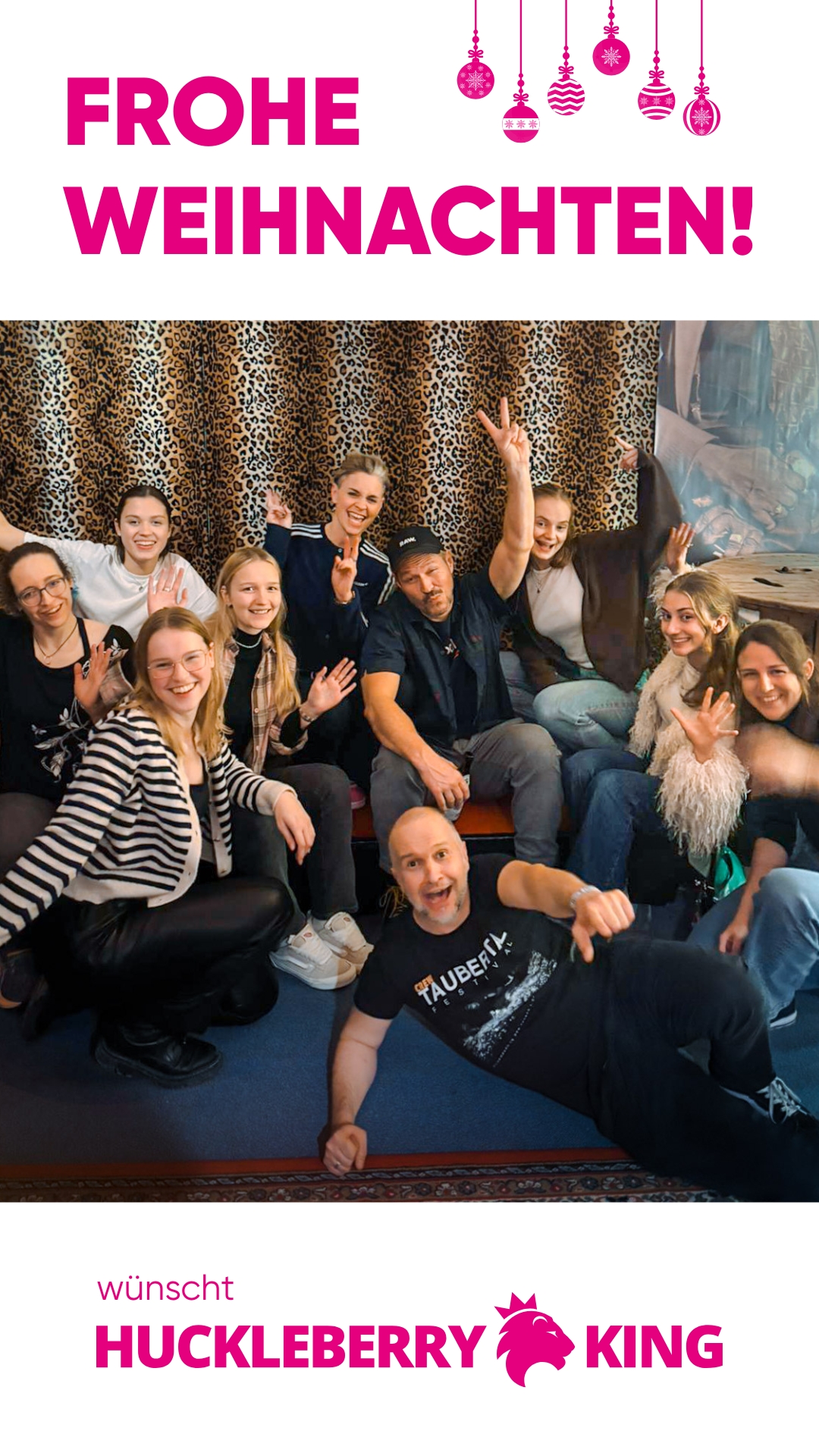 Was für ein Jahr 2025 ✨
20 Jahre Huckleberryking – und so viele unvergessliche Momente mit euch🎬📸
Danke an alle Kundinnen und Kunden für euer Vertrauen und die mega coolen Projekte - es war uns ein Fest!
Das HBK-Team wünscht euch frohe Weihnachten, entspannte Feiertage und einen großartigen Start ins neue Jahr 🎄✨
Wir sehen uns ab dem 12.01.2026 🚀
#huckleberryking #donauwörth #recap #medienagentur #weihnachten #neuesjahr #danke