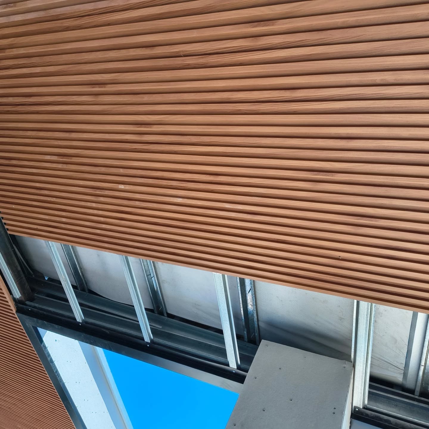 Diseño que seduce ...... Aquí se construye un nuevo Restaurante...........Beneficios Resistencia al sol, lluvia y humedad, de fácil mantenimiento, instalación rápida, durabilidad