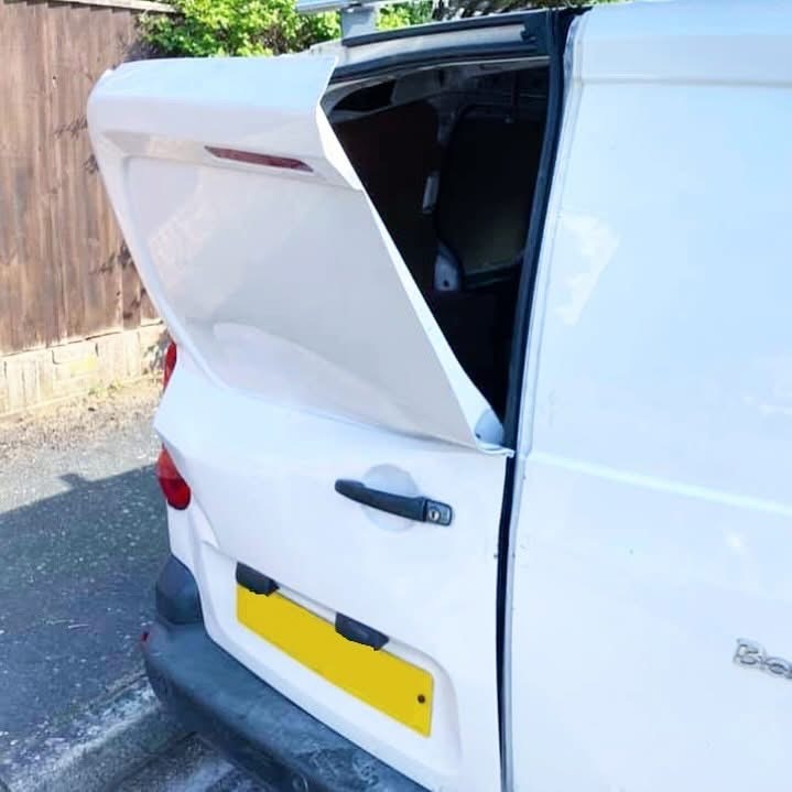 Är monteringshöjden viktig? 🤷🏼♂️
JA!
”Door bending” är en vanlig metod där tjuvar helt utan verktyg böjer ner dörrens övre del.
➡️ Sitter stöldskyddet för långt ner hjälper det inte alls.
Därför ska lås monteras på dörrens övre halva – där attacken sker.
🎥 Se exempel: https://youtu.be/Ob4TBc7SL_0?si=tHGwAb5nM_DKVcdz
🔒 Blackstone lås // Ett gediget val!
www.blackstonesverige.se