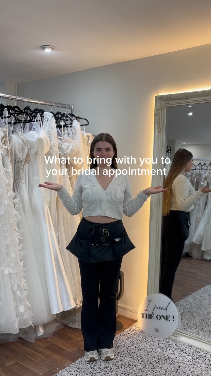 Falling in love with your wedding dress should be simple. Here are our top tips on what to bring to your wedding dress appointment👰♀️
-Strapless Bra
-Hair clip/bobble
-inspiration of the look you want to achieve
-Biggest hype squad
-Nude, seamless knickers
-credit/debit card
Link in bio to book✨
#bridaloutlet #weddingdress #bridetobe