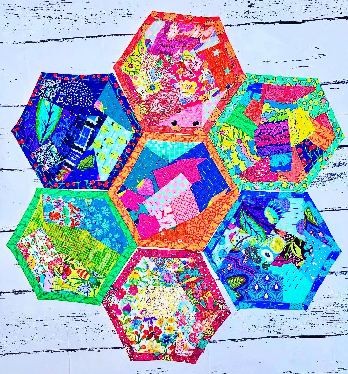 A very successful weekend of mindful, relaxing stitching means I’ve finished all the little Kawandi Hexies ready for my students this coming Saturday!
#kawandi #mindfulstitching #handsewing #handstitching #quiltersofinstagram