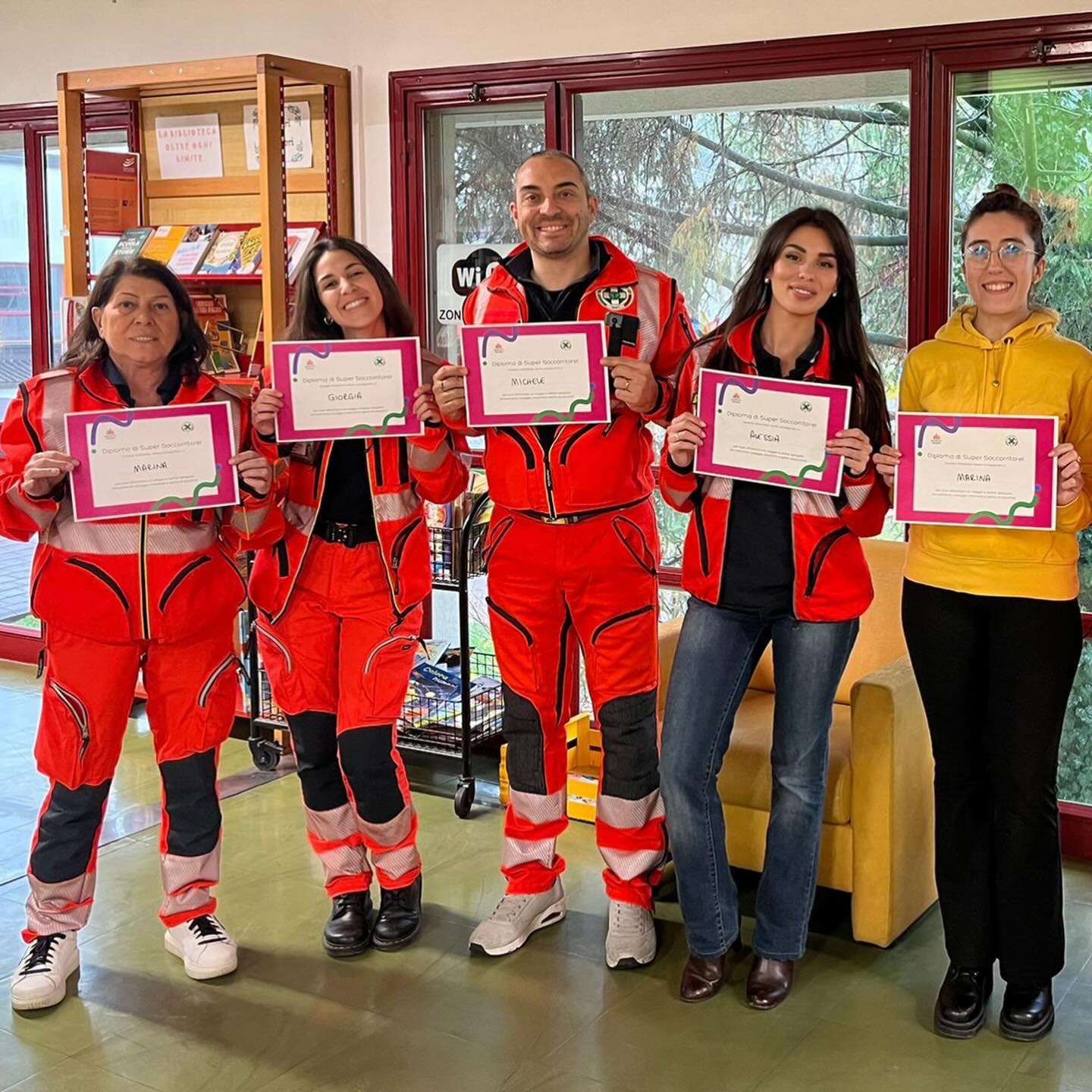🚑🧡 Piccoli soccorritori all’avventura!
Lo scorso 16 novembre, presso la Biblioteca dei Ragazzi di Milano3, abbiamo vissuto una mattinata piena di storie, sirene e creatività: i bambini hanno esplorato l’ambulanza e si sono sbizzarriti con la creatività, tra disegni da colorare e la costruzione di una mini-ambulanza.
Una mattinata ricca di energia e sorrisi: un ringraziamento speciale a @biblioteche_basiglio per averci ospitato!✨
#bookcity2025 #amibas #croceamicabasiglio