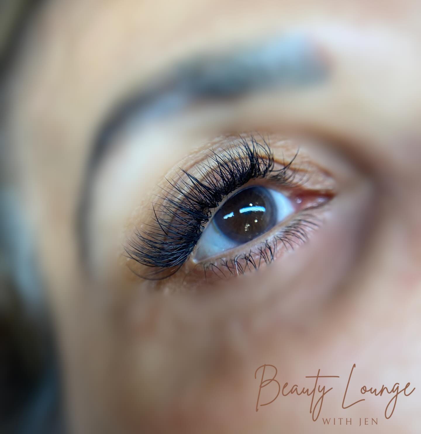 Soft glam, everyday wear… and just the right amount of glow. ✨ Hybrid perfection on a gorgeous client.
Perfect for this holiday season.
#hybridlashes #lashextensions #bexley #london #beauty