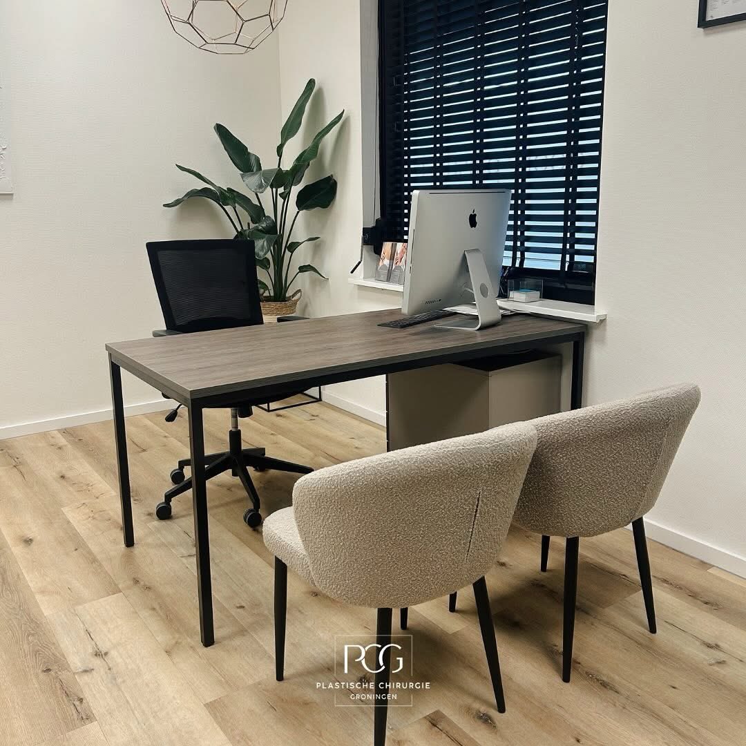 Twijfel je over bijvoorbeeld een labiacorrectie en vind je een consult spannend? Bij ons ben je in vertrouwde handen van onze ervaren vrouwelijke plastisch chirurgen, die discreet en professioneel te werk gaan. Je bent daarnaast altijd welkom om samen met een vriend(in), partner of familielid op consult te komen. Zo kun je de informatie rustig bespreken en voelt het net wat prettiger! 🫂✨