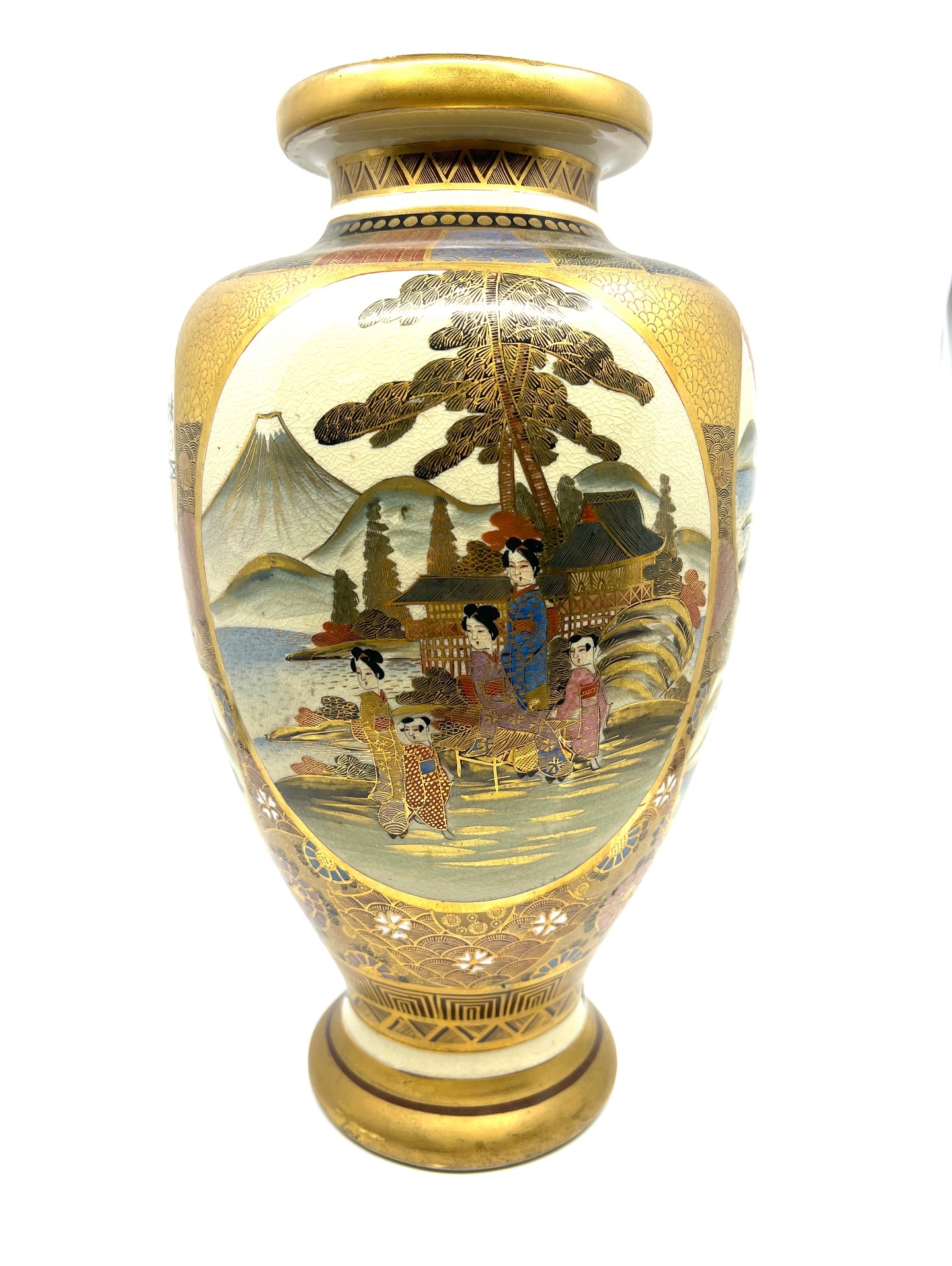 An exceptional large Japanese Satsuma vase, early 20th century (c. 1900–1920), standing an impressive 15 inches high.
Beautifully hand-painted with multiple figural and landscape panels, rich gilt work, and fine raised enamel details throughout. A classic example of late Meiji / Taisho artistry, with delicate faces, detailed kimonos, and vibrant scenery.
A striking statement piece for any Asian art collection.
#Satsuma #SatsumaVase #JapaneseAntiques #AsianArt #MeijiEra AntiqueVase HandPainted GiltDecor AntiqueShop MartineBoreAntiques FineAntiques CollectorsPiece AsianCollectibles OrientalArt InteriorDecor VintageHomeDecor ArtAndAntiques ForTheCollector AntiqueStoreCanada AntiqueDealer